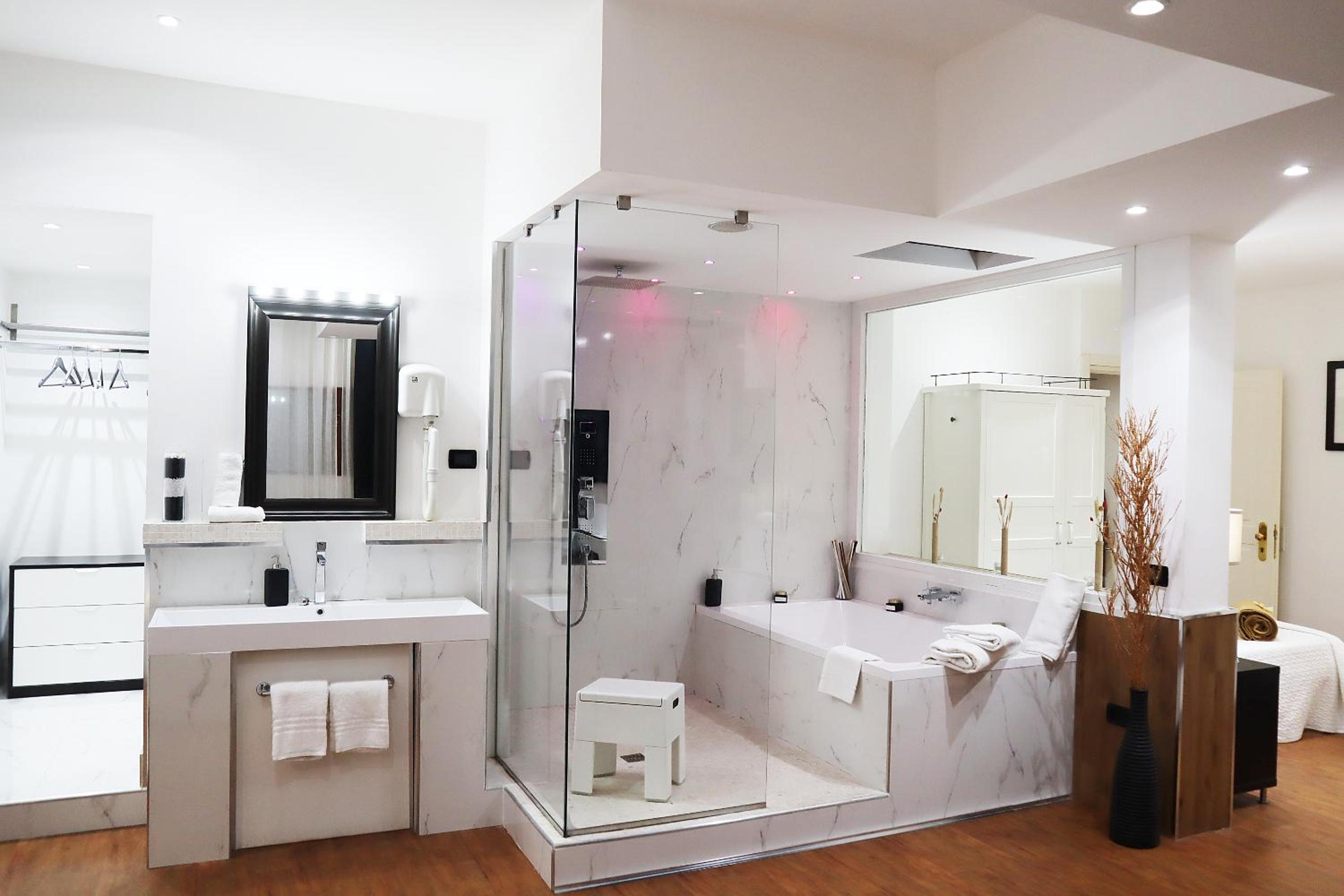 Superior Suite - Photo 20