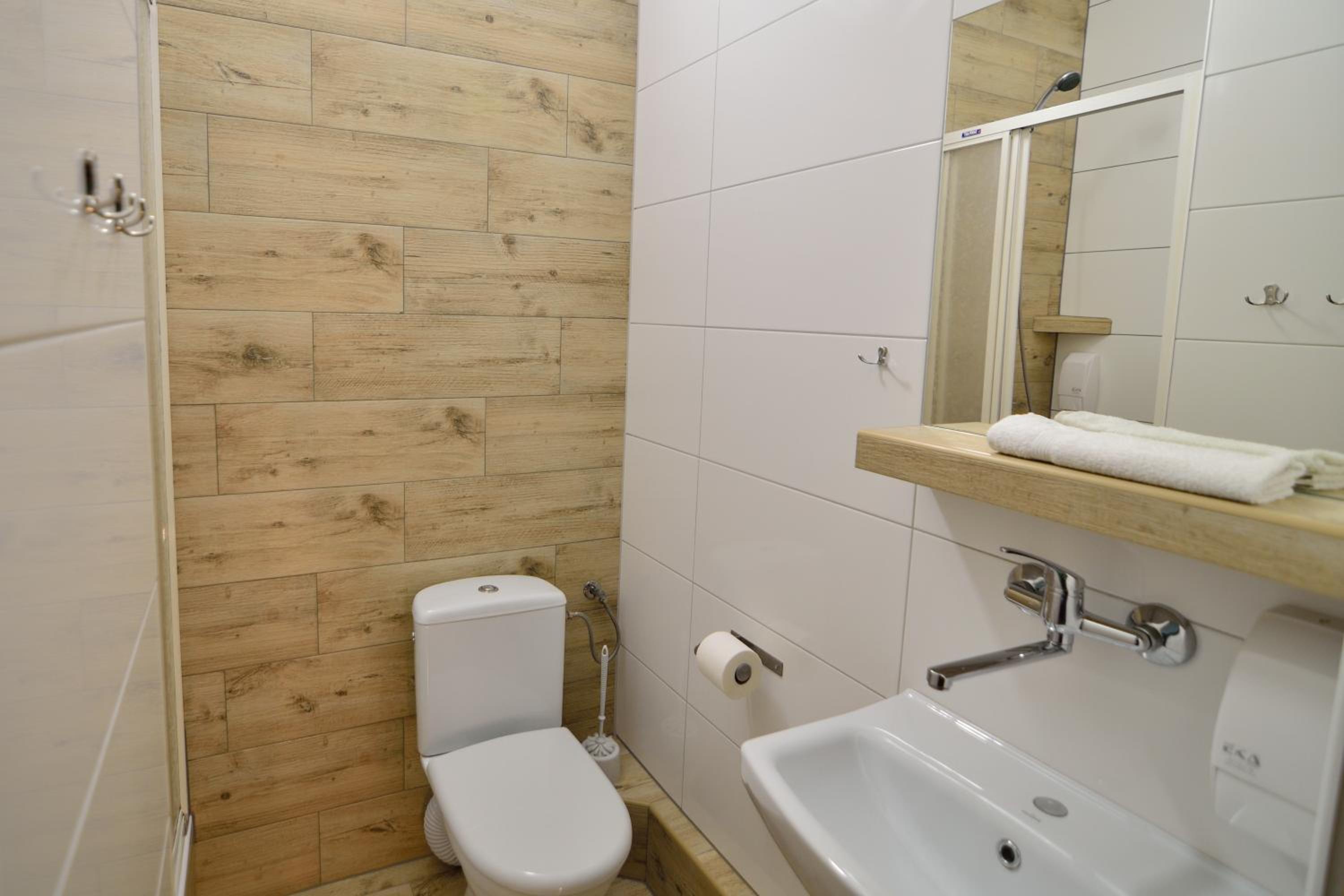 Budget Twin Room - Photo 4