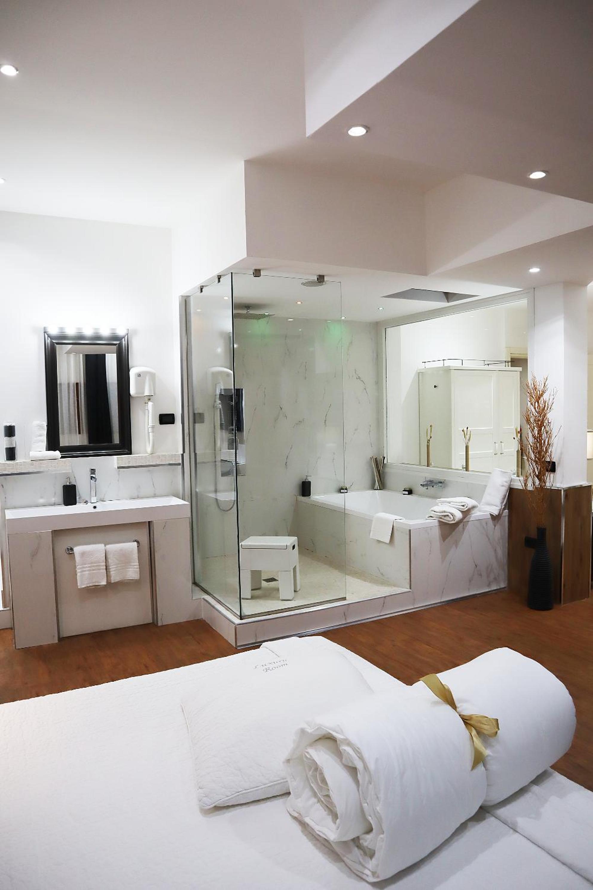 Superior Suite - Photo 19