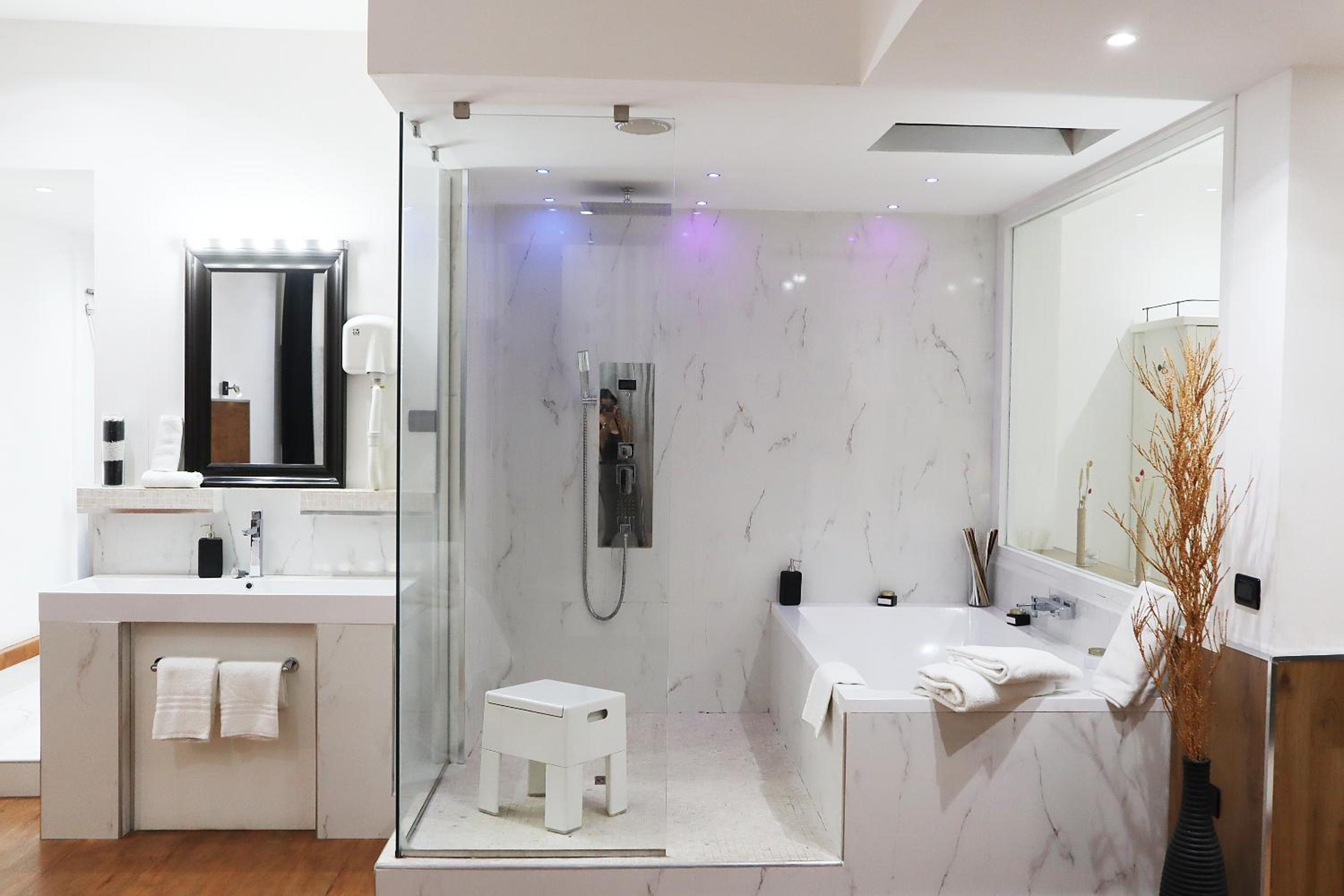 Superior Suite - Photo 18