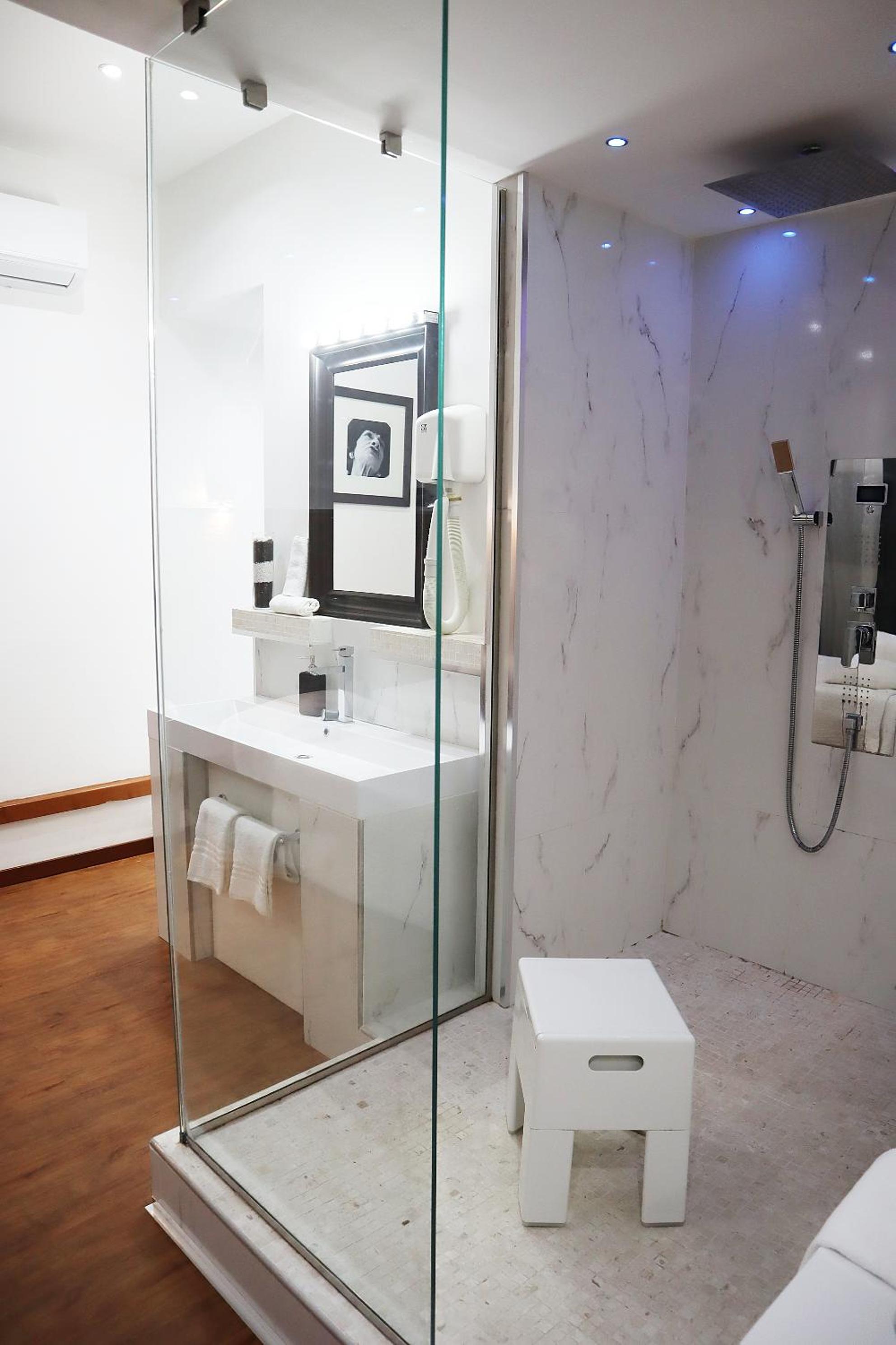 Superior Suite - Photo 17