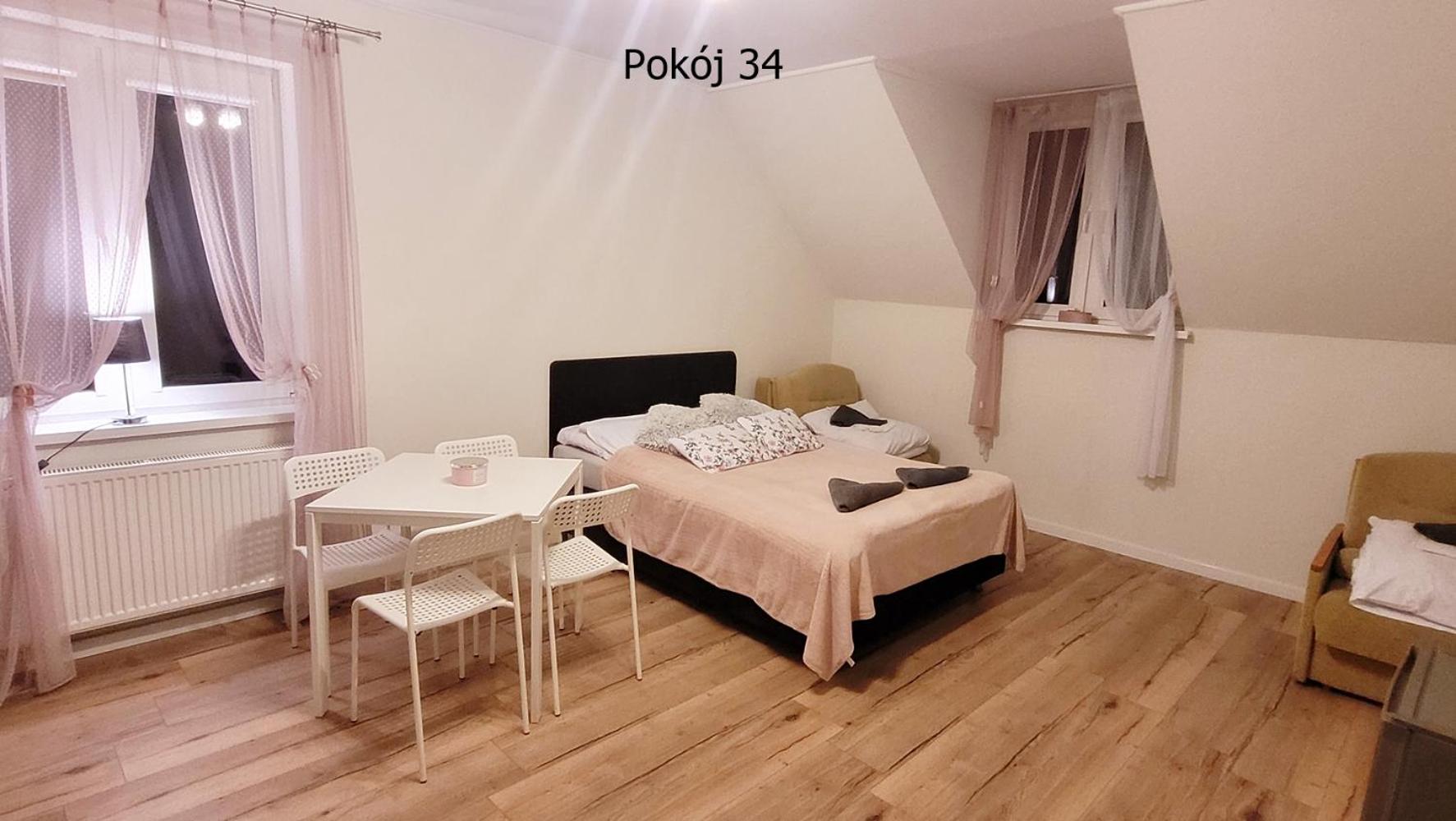 Quadruple Room with Private Bathroom photo 2