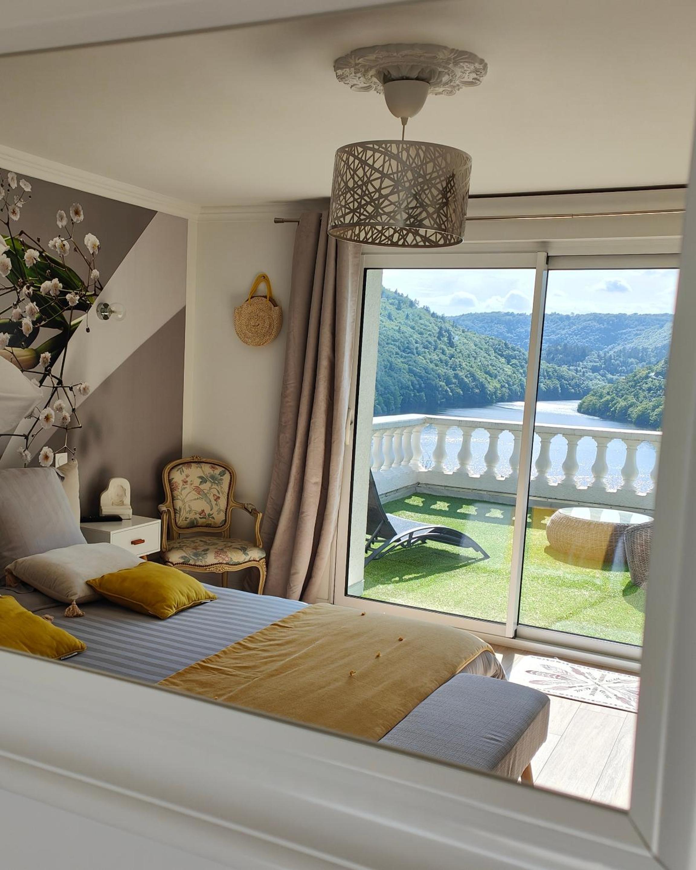 Double Room with Lake View - Photo 11