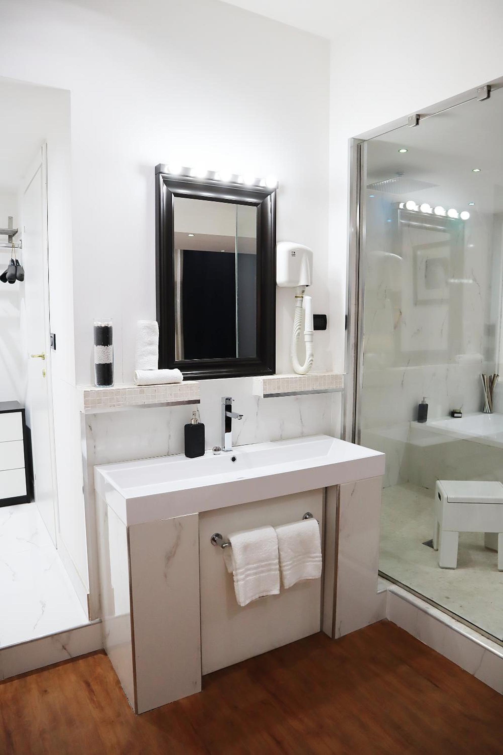 Superior Suite - Photo 15
