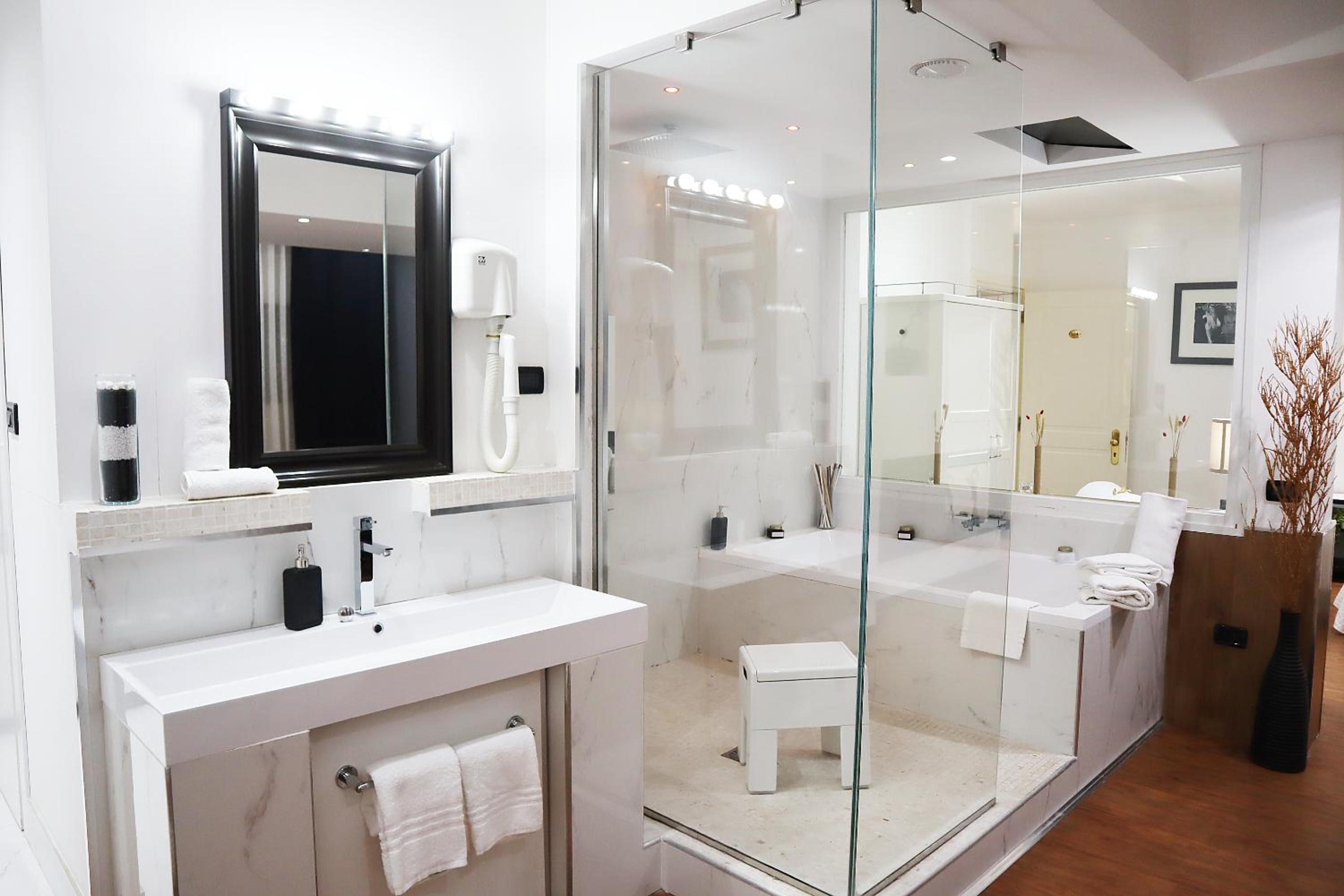 Superior Suite - Photo 14