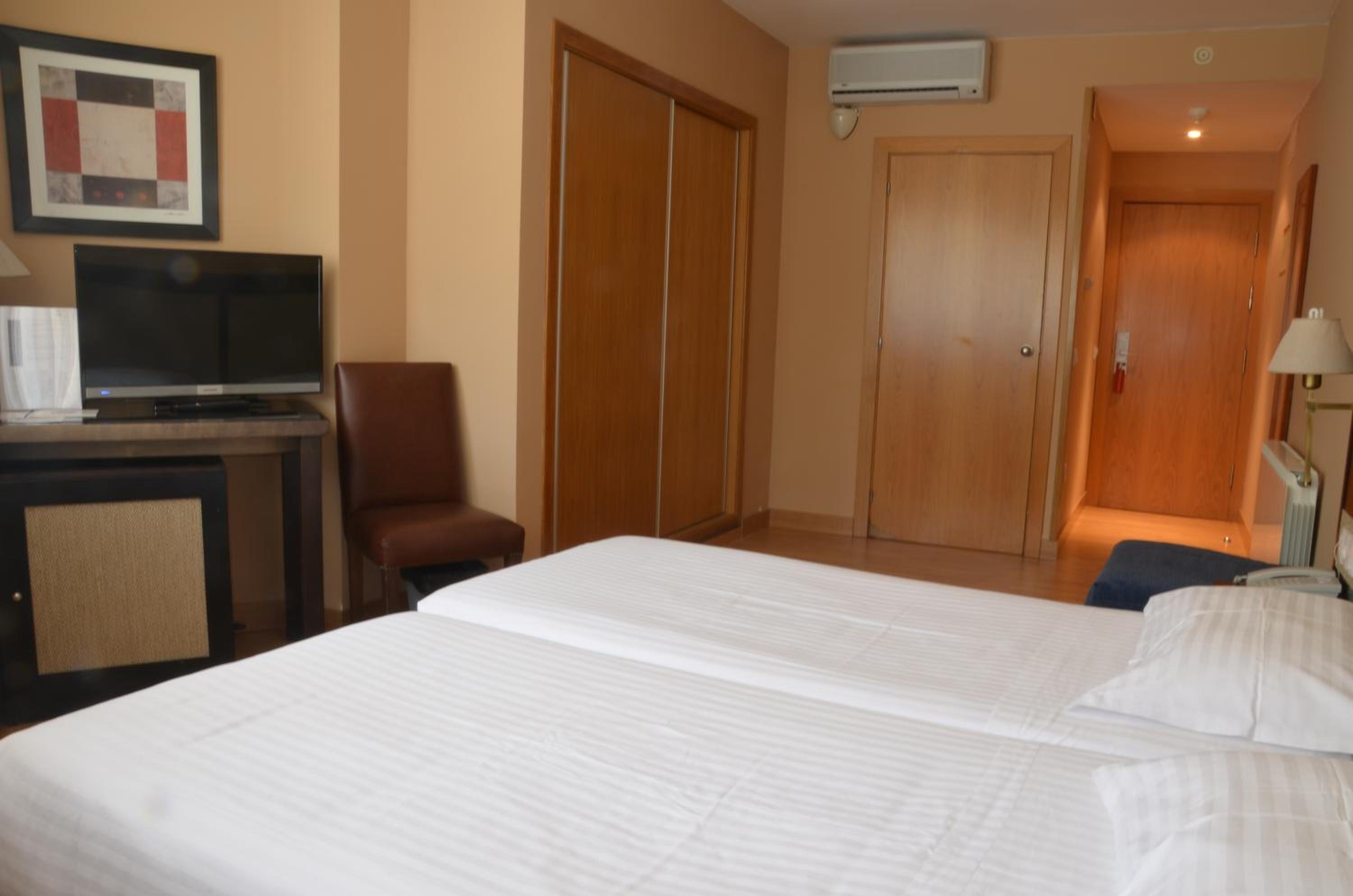 Double or Twin Room - Photo 4