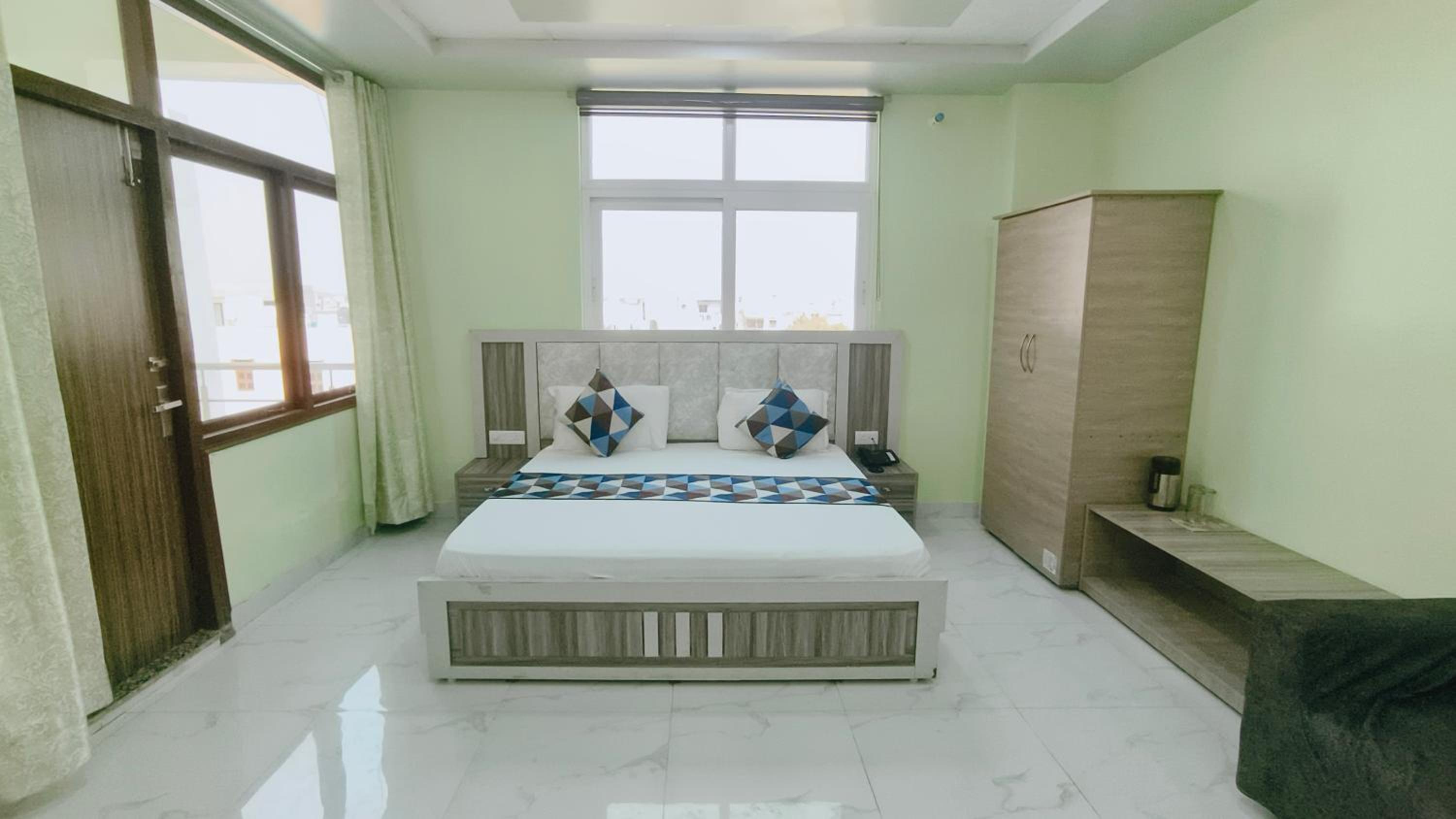 Deluxe Suite - Photo 9