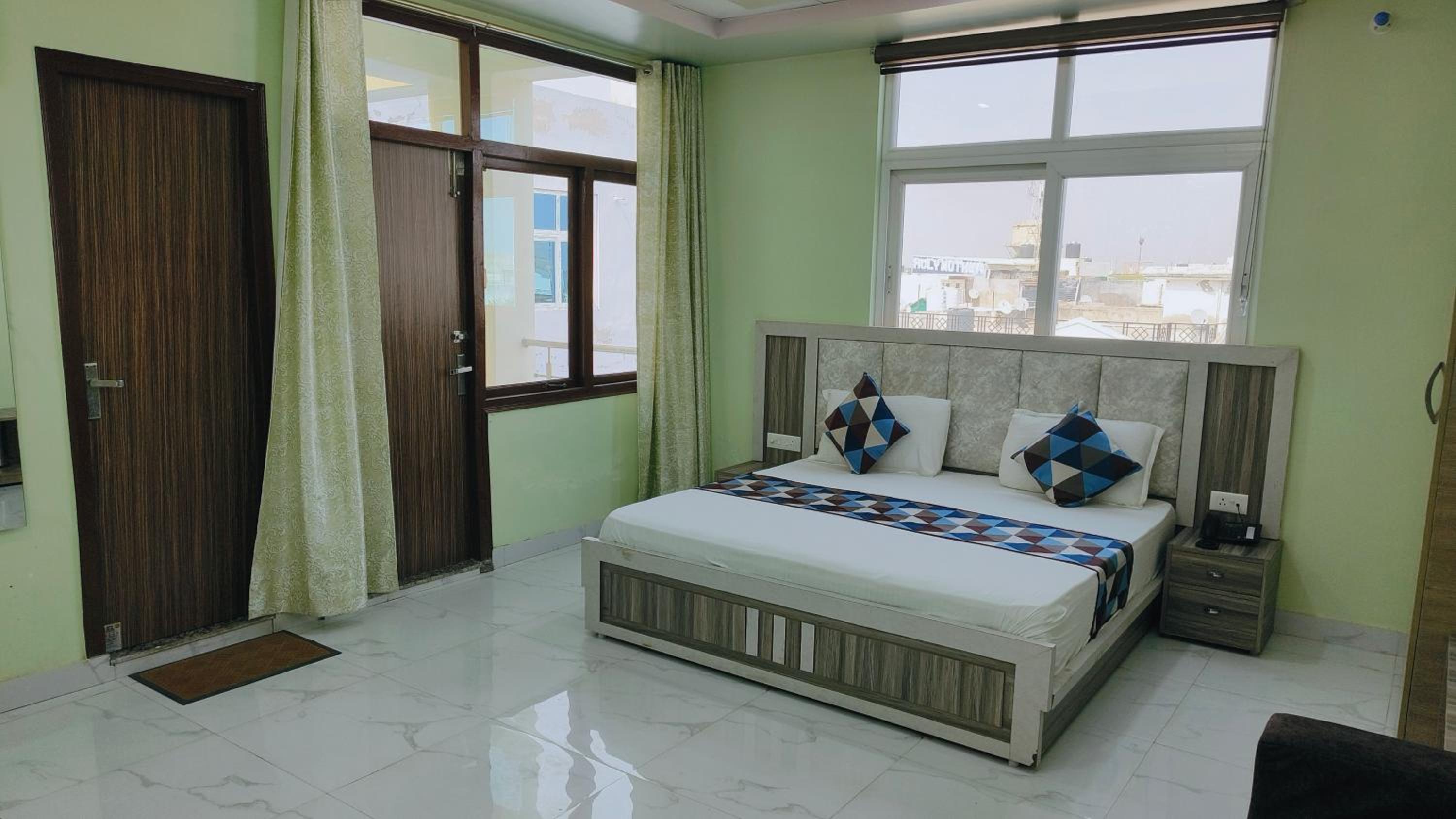 Deluxe Suite - Photo 7