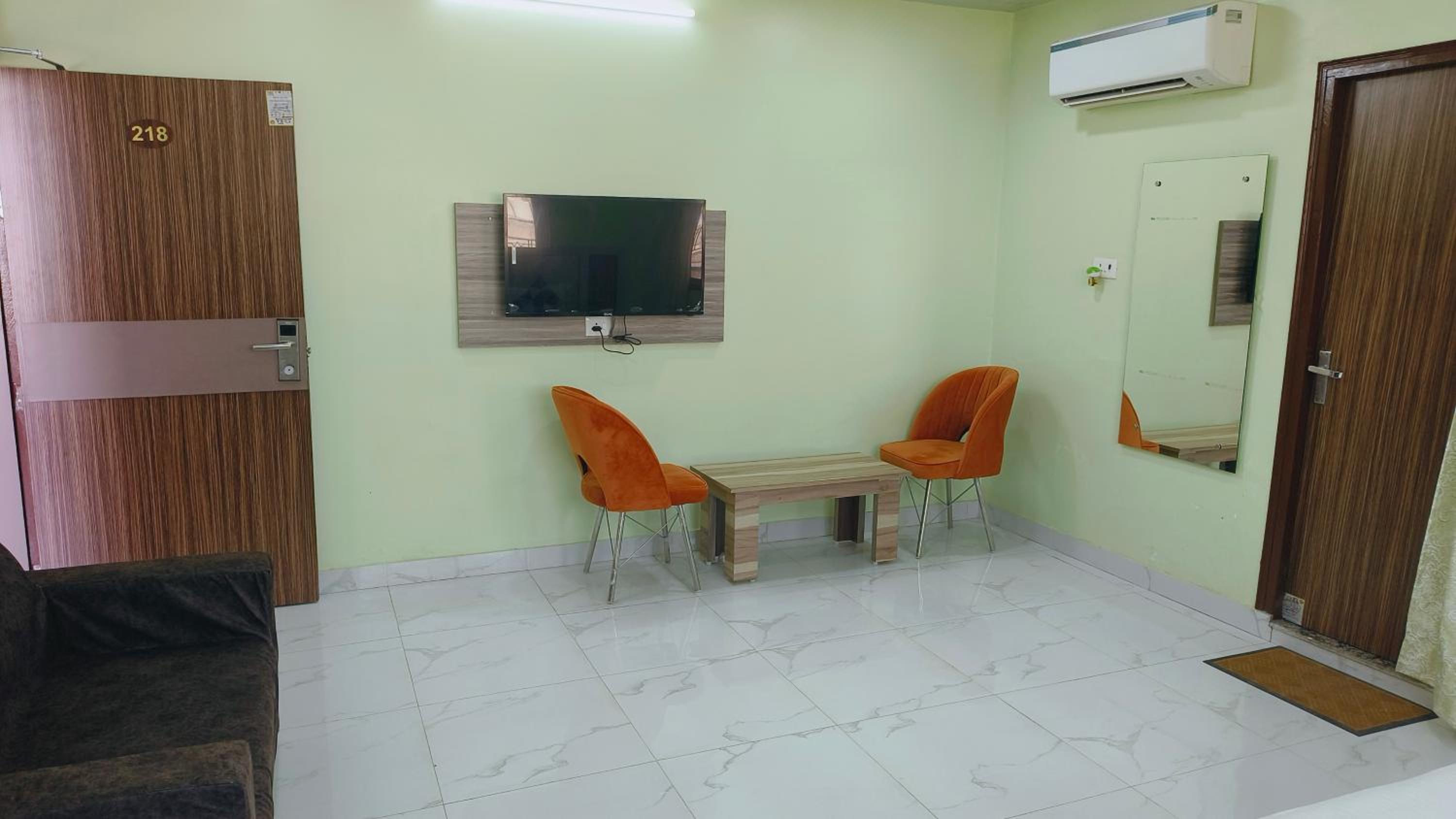 Deluxe Suite - Photo 6