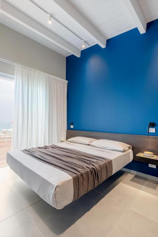 Deluxe Double Room with Balcony and Sea View photo 3