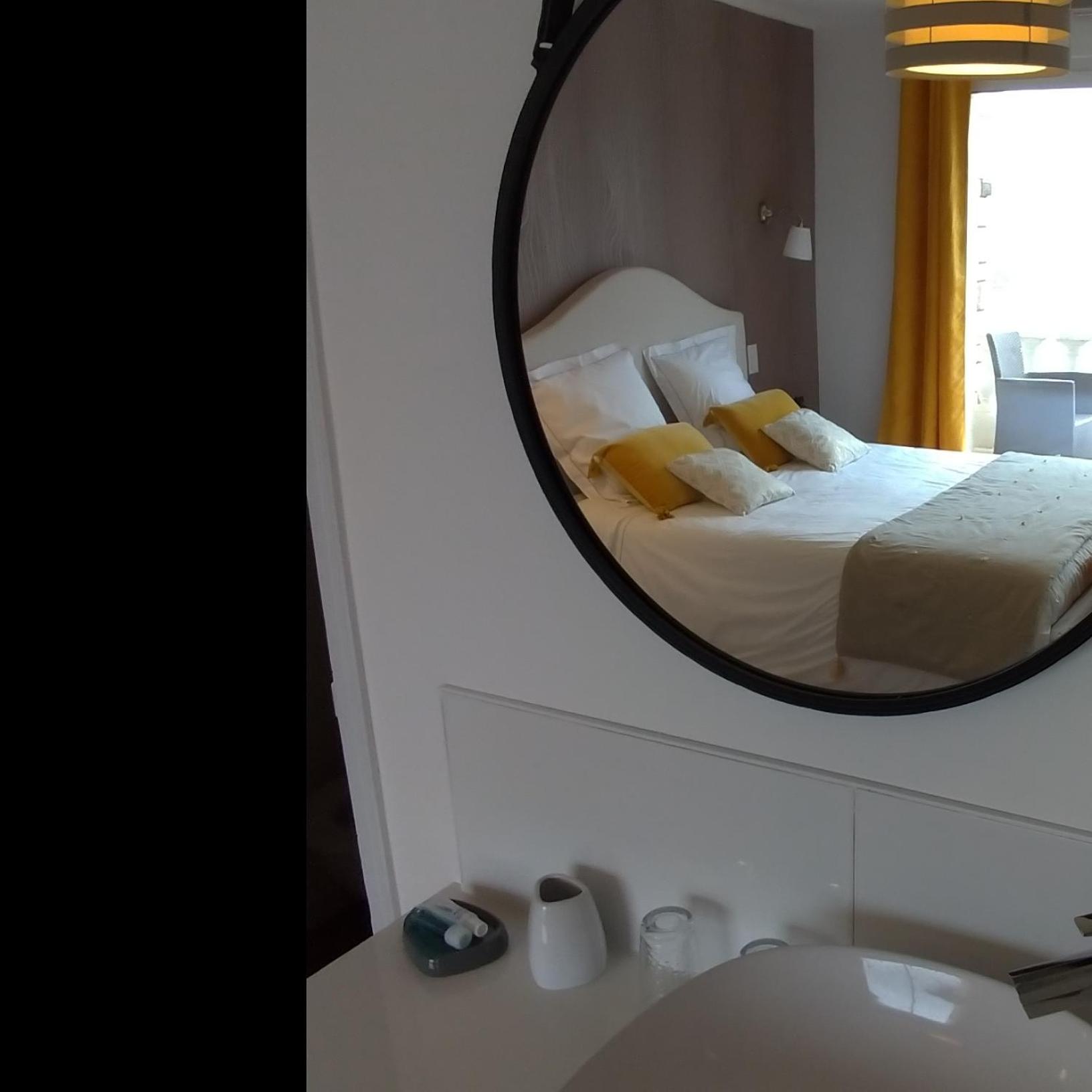 Double Room with Lake View - Photo 12