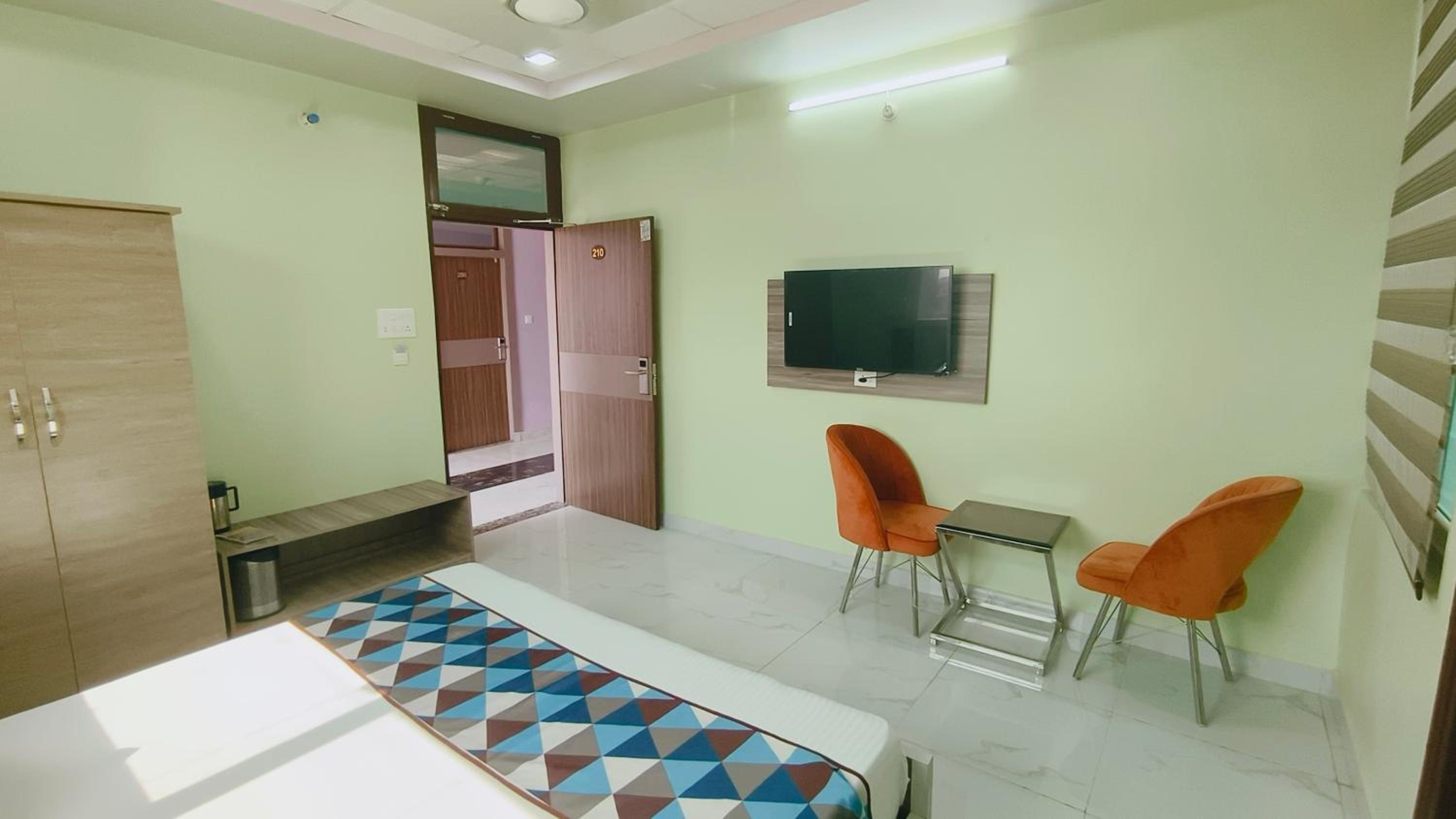 Deluxe Room - Photo 6