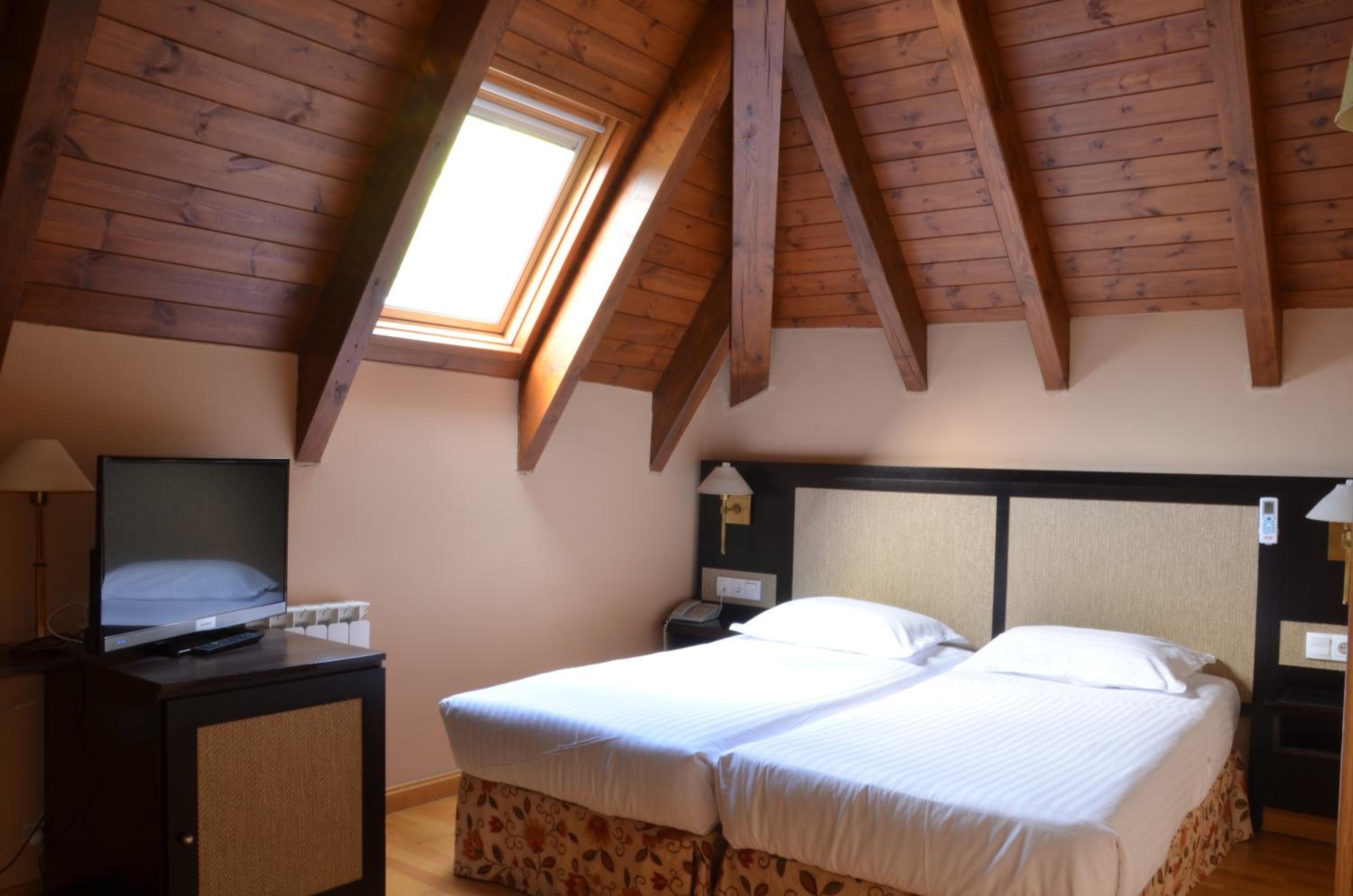 Double or Twin Room - Photo 6