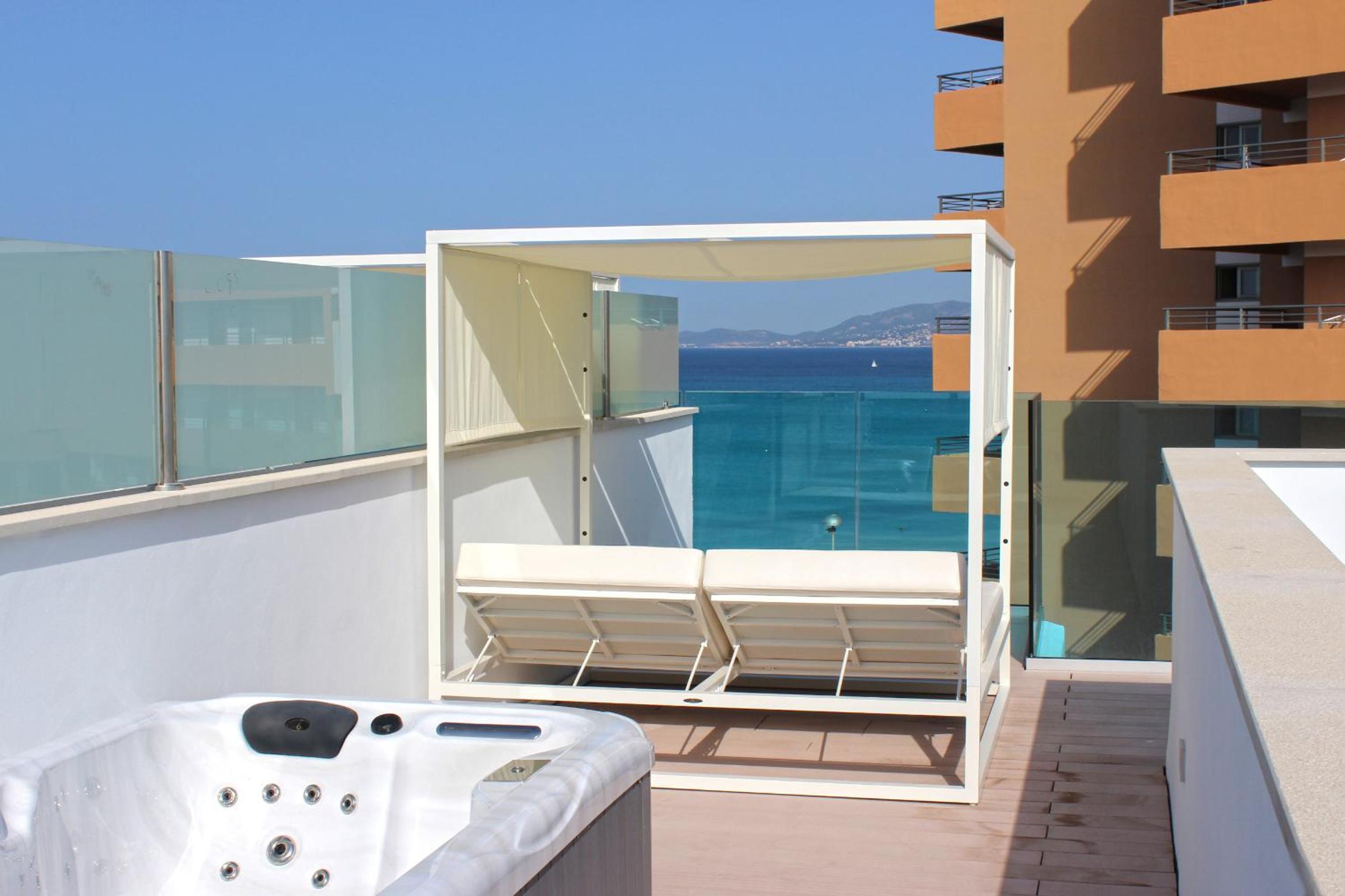 Superior Double or Twin Room with Lateral Sea View with Solarium thumbnail 5