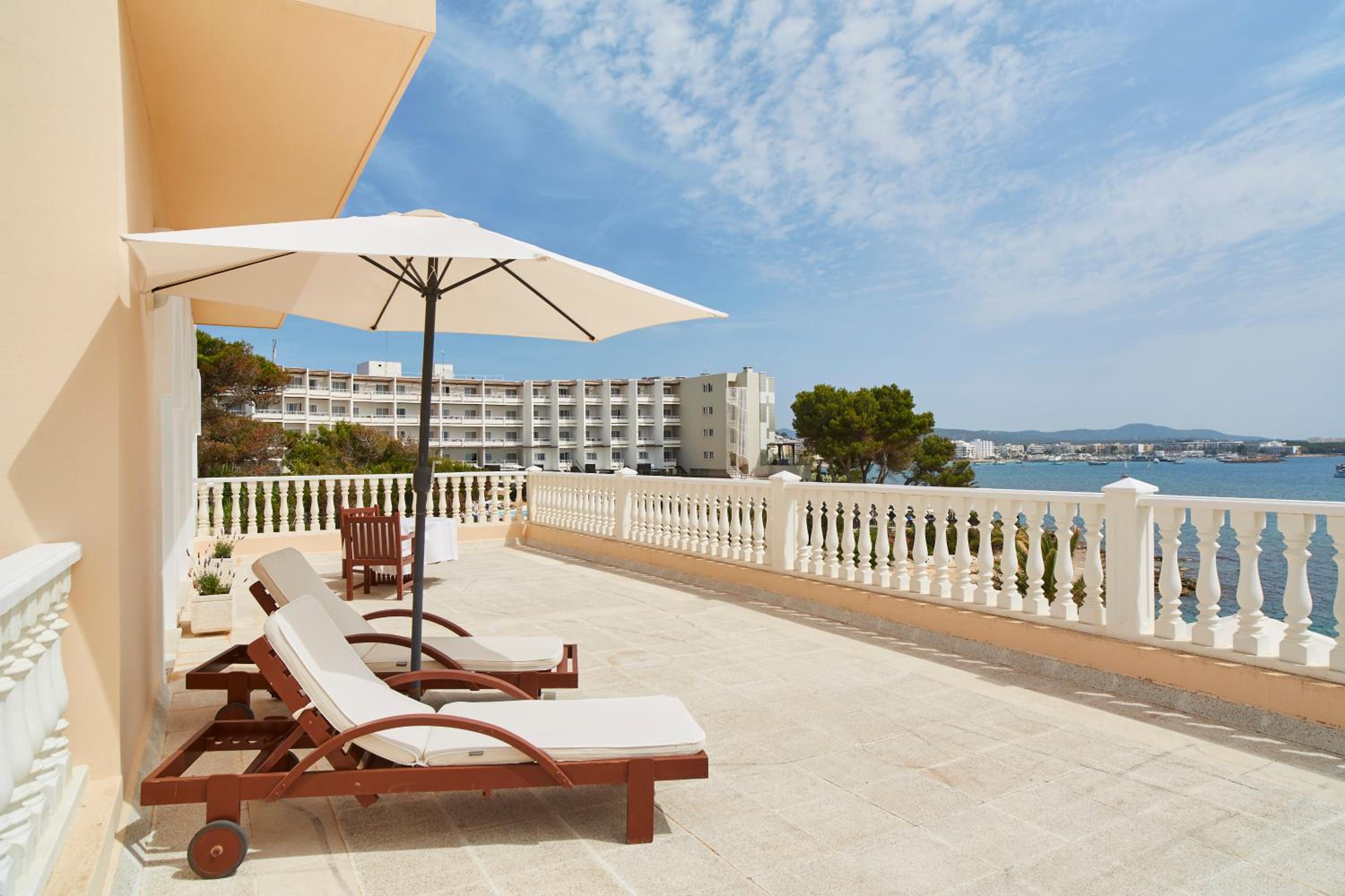 Habitación Doble Deluxe con Balcón y Vista al Mar Habitación Doble Deluxe con Balcón y Vista al Mar