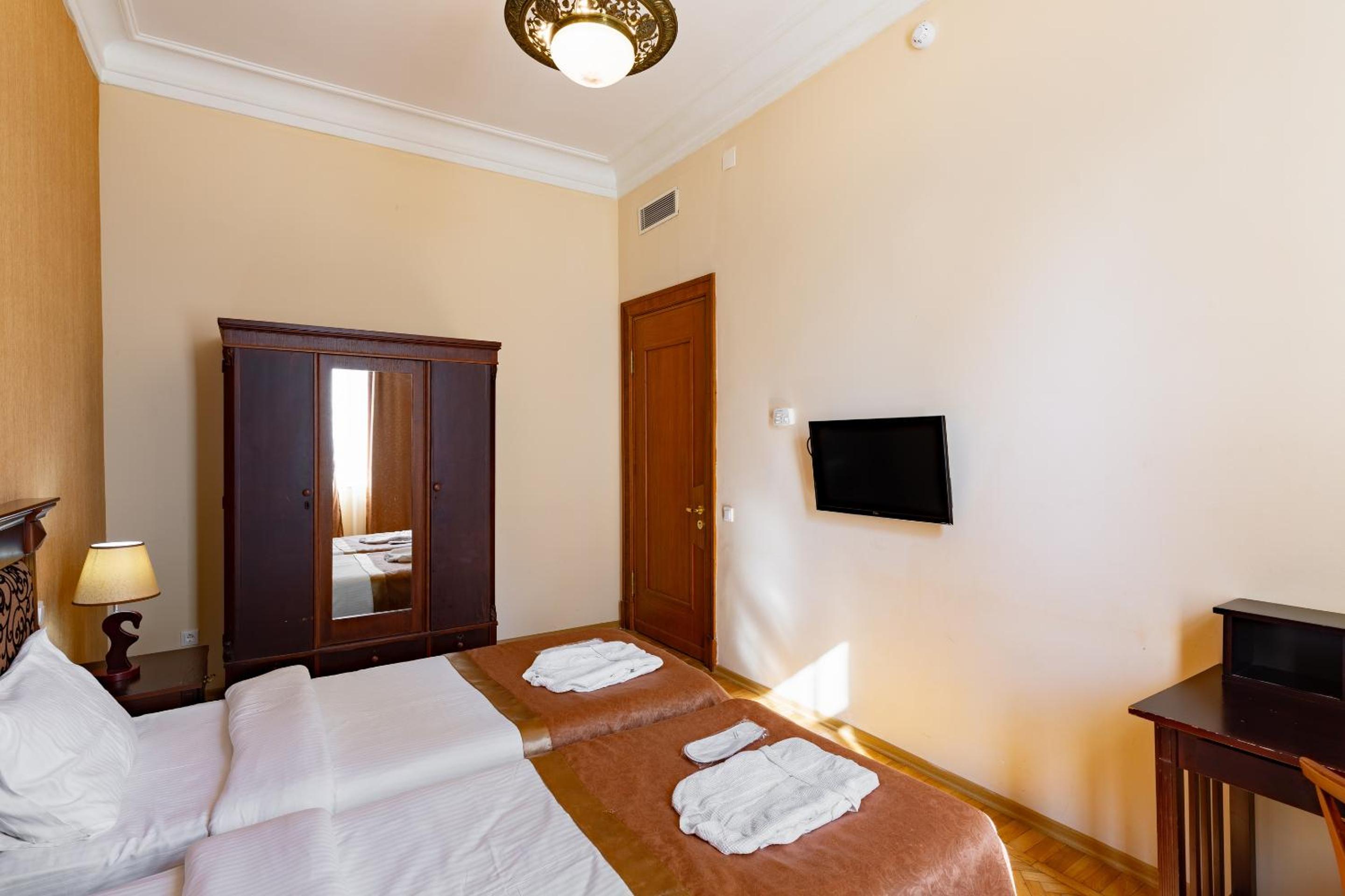 Double or Twin Room - Photo 4