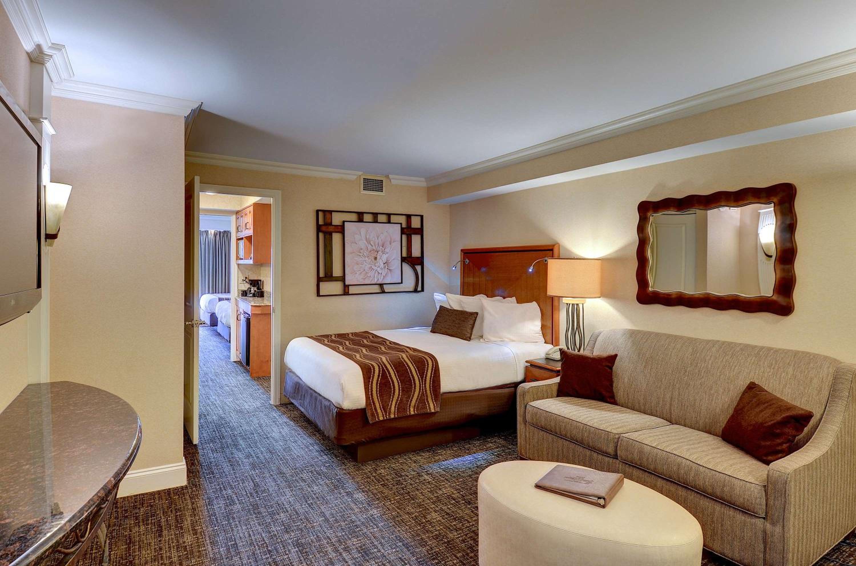 Queen Suite - Photo 1