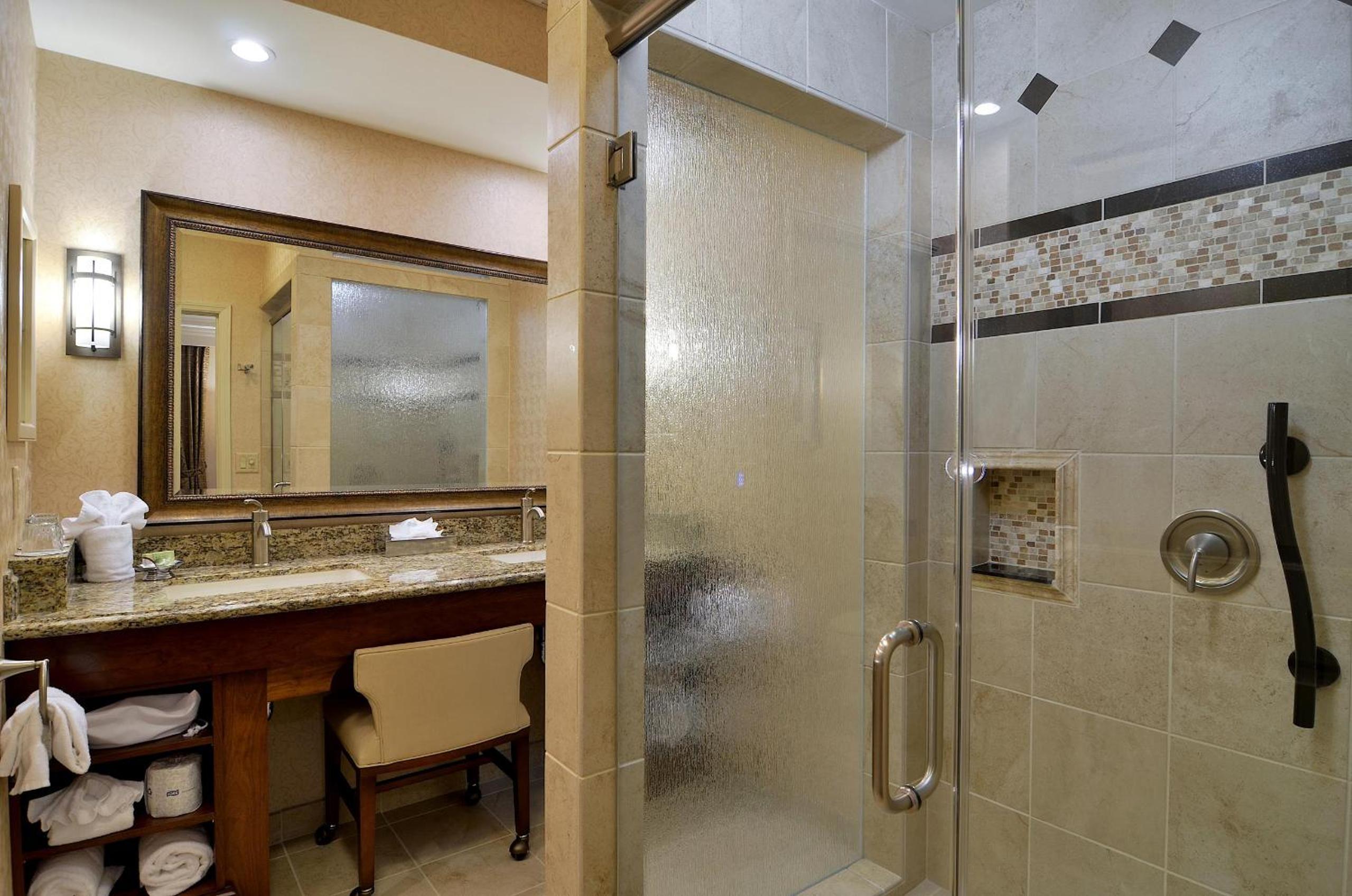 Two-Room King Suite with Sofa Bed - Non-Smoking - Photo 2