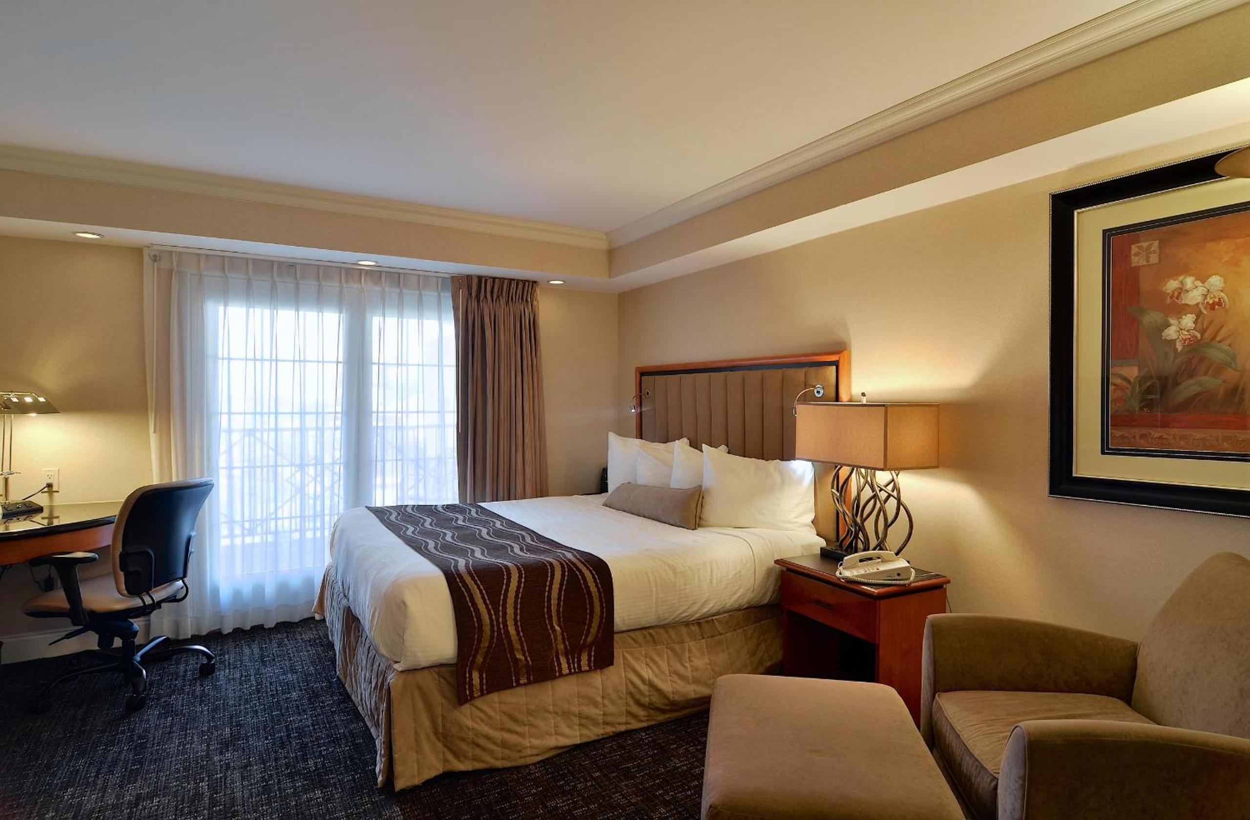 King Suite with Work Desk - Photo 1