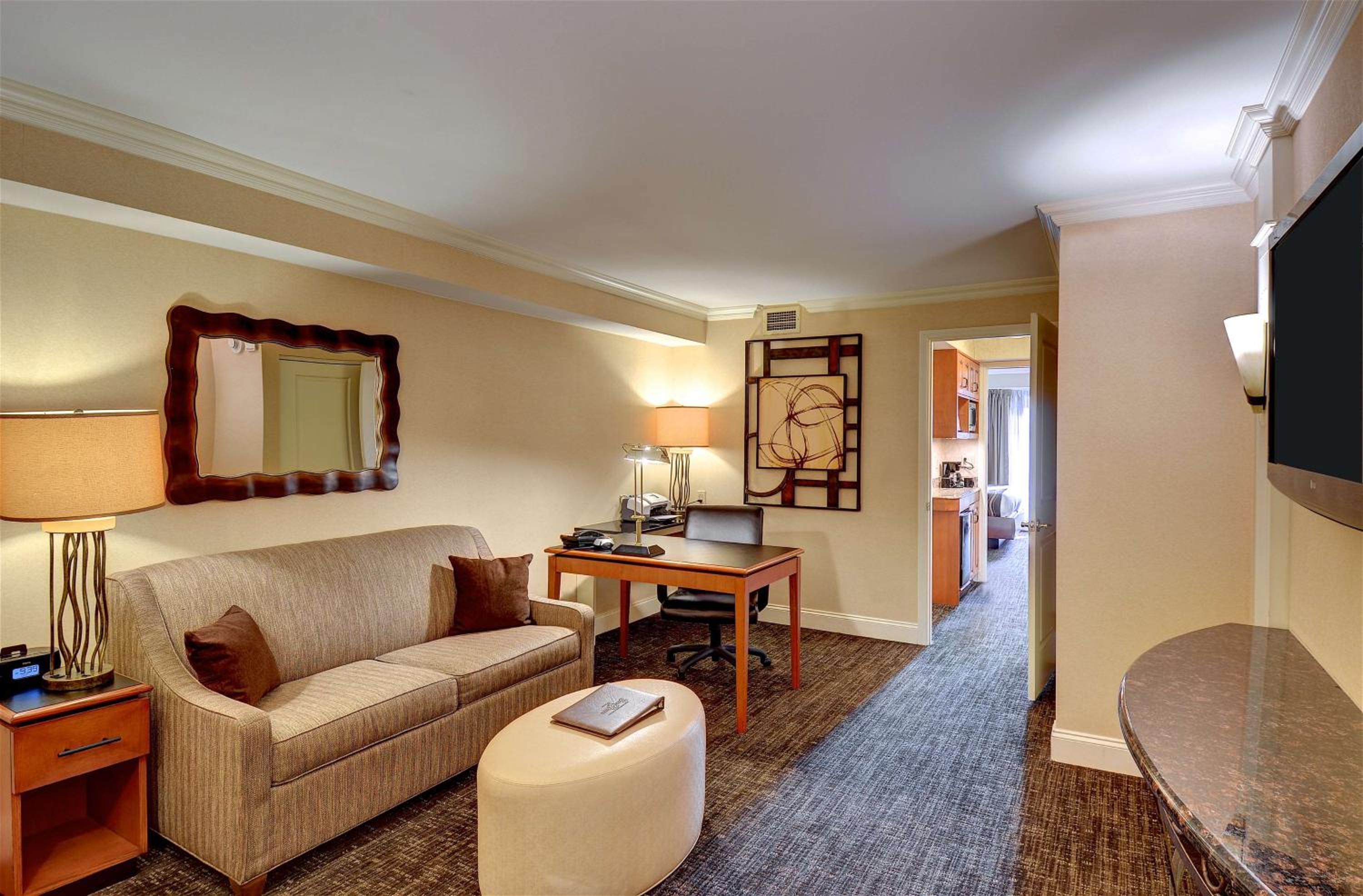 King Suite with Work Desk - Photo 4