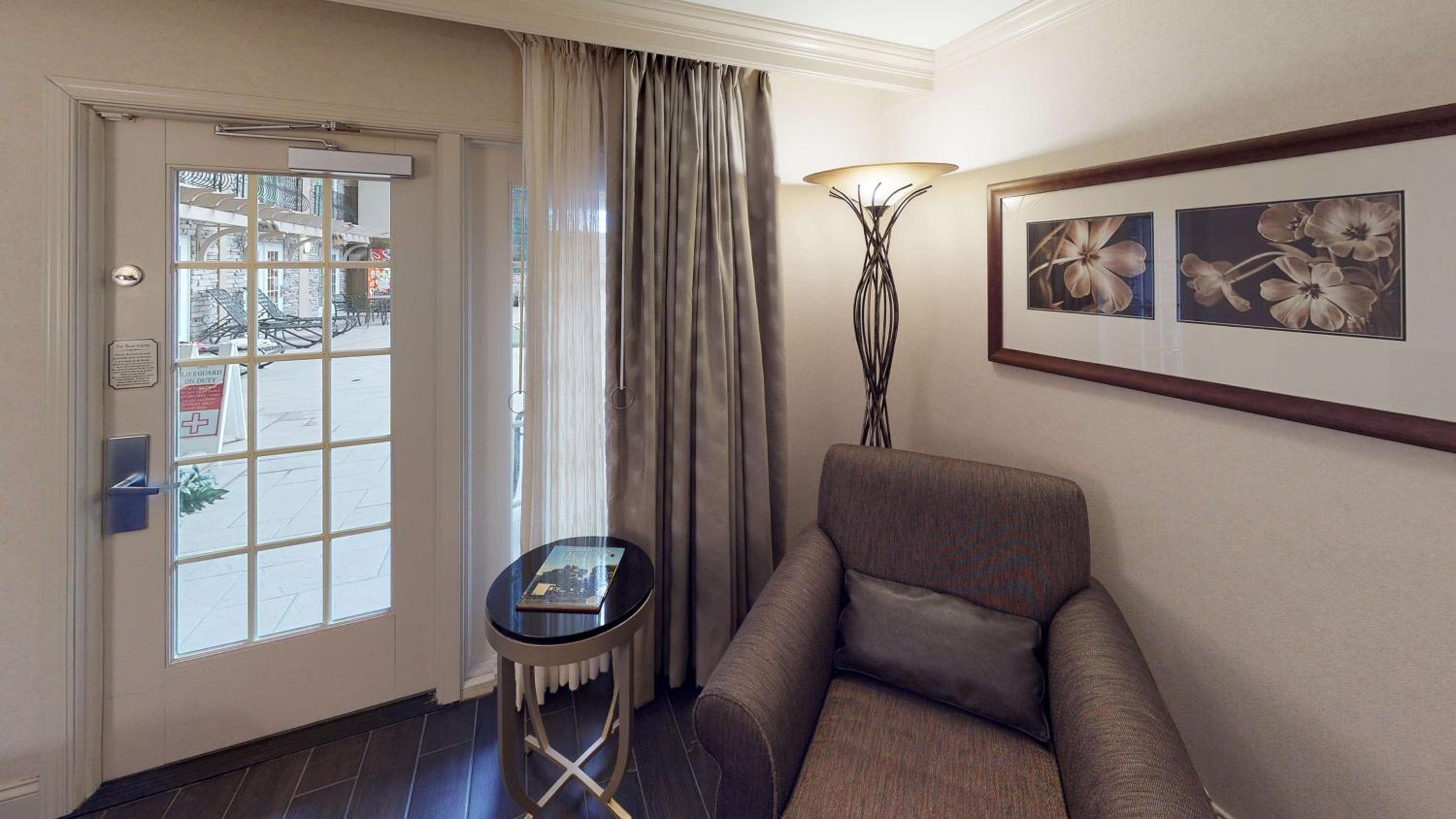Queen Room with Two Queen Beds - Poolside - Photo 4