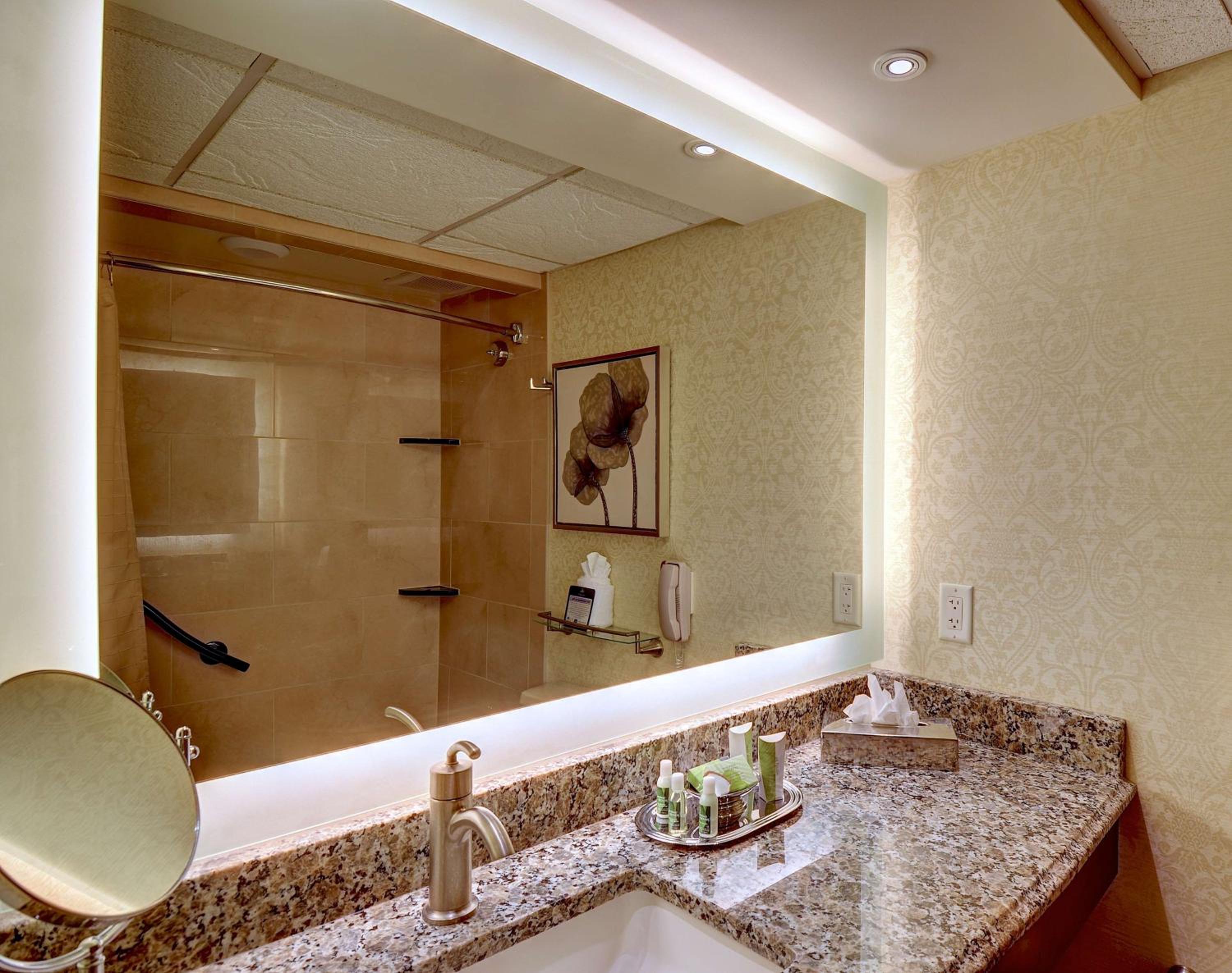 Queen Room with Two Queen Beds - Photo 2