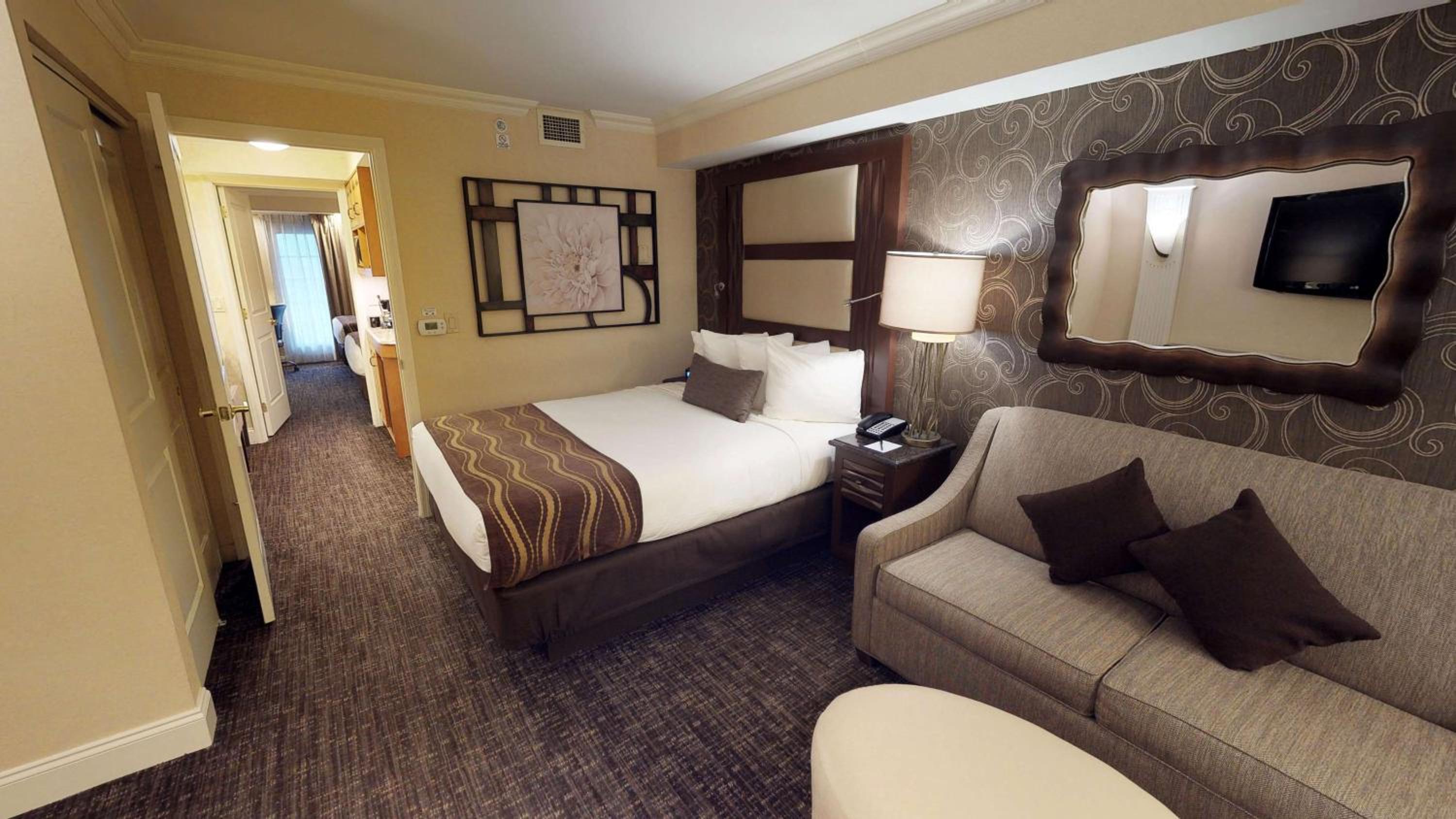 Suite with One King Bed and Two Queen Beds - Photo 4