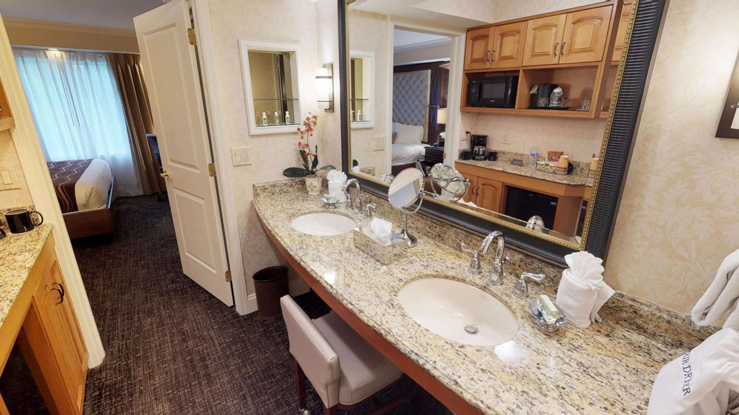 King Suite with Work Desk - Photo 3