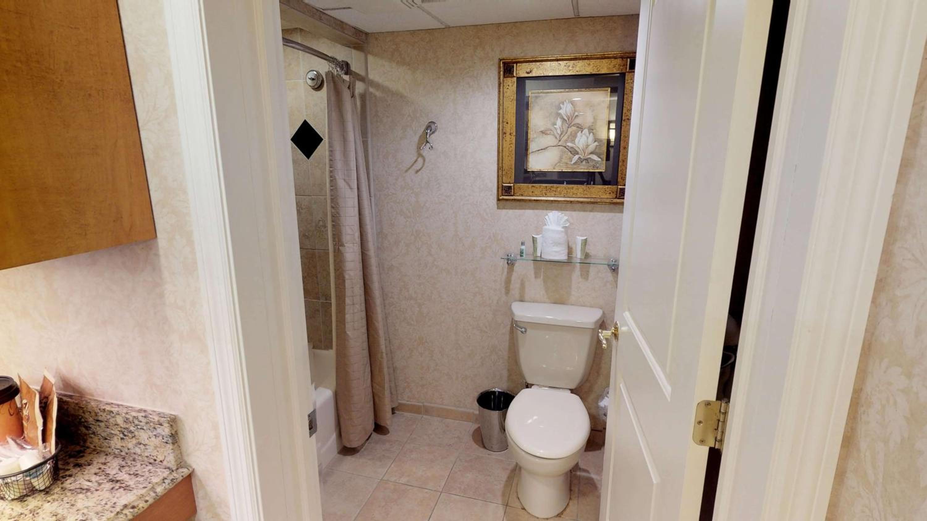 Queen Room with Two Queen Beds - Photo 4