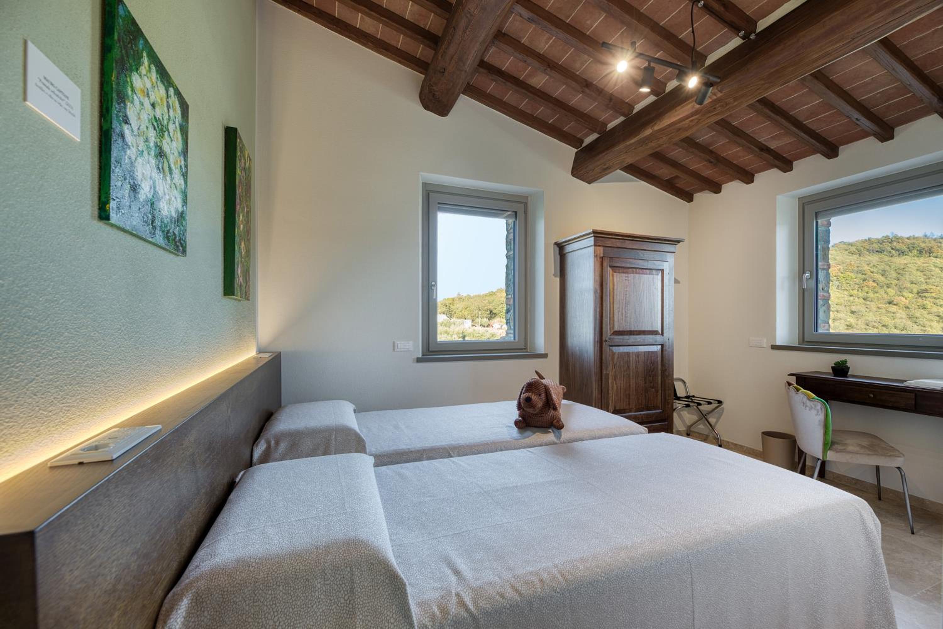 Eight-Bedroom Villa photo 2