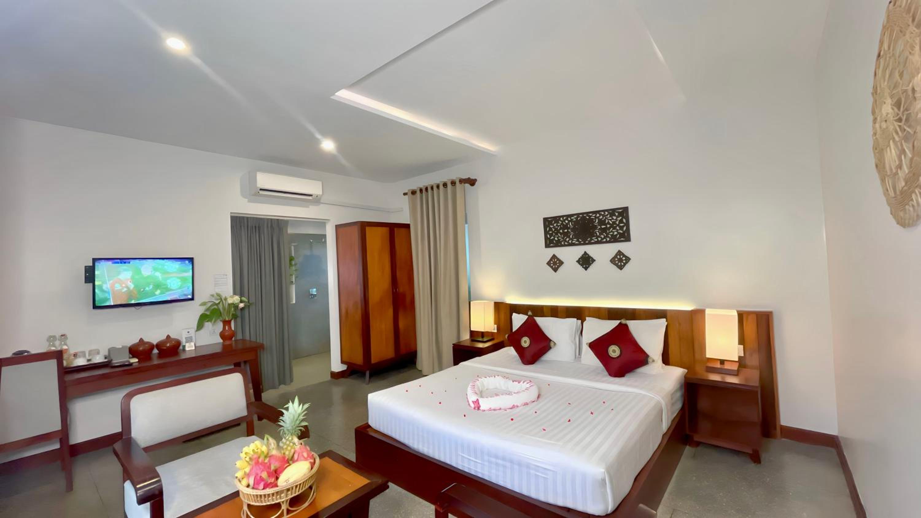 King Suite With Balcony Pool View - Free Pick Up - Photo 17