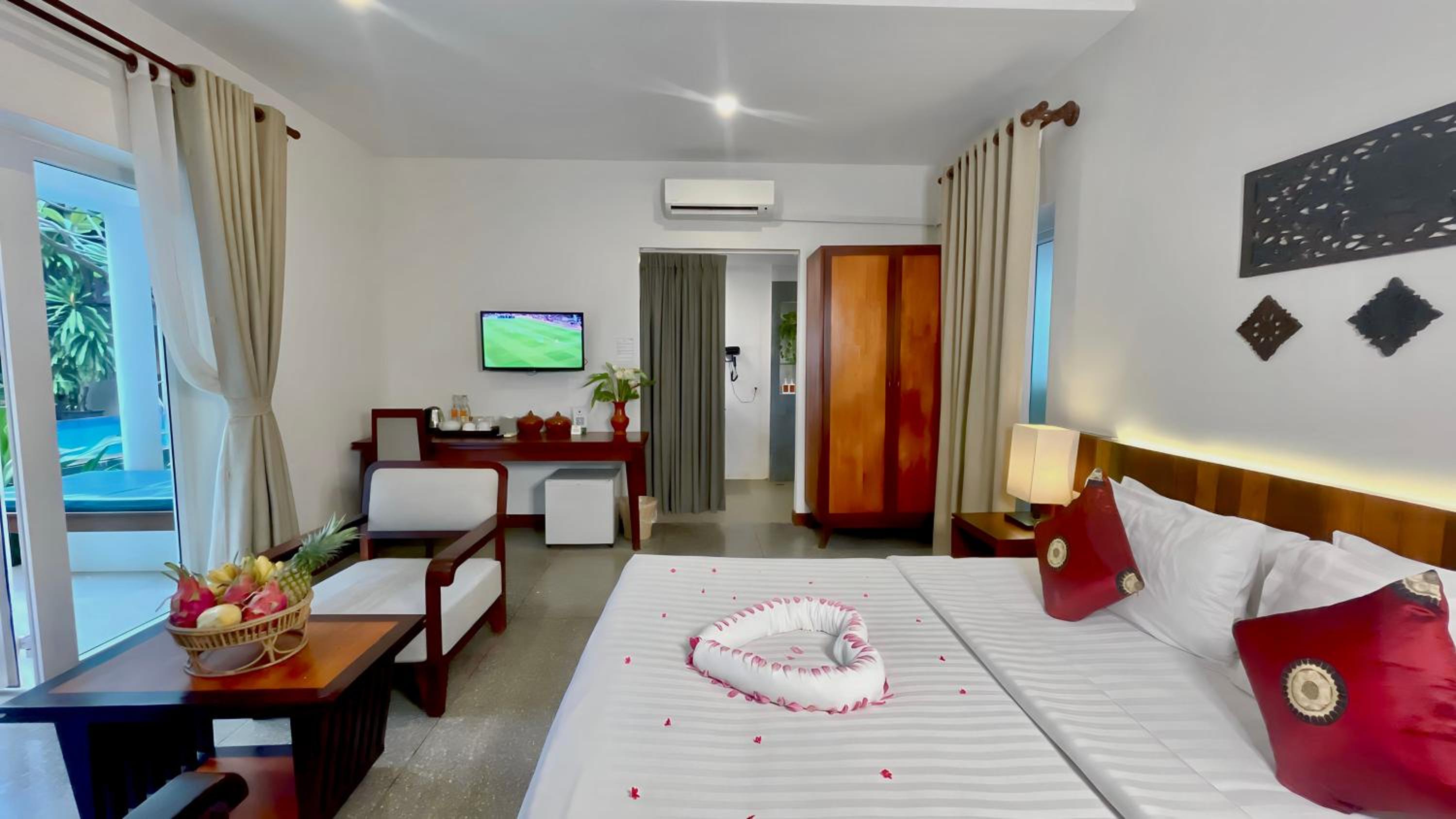 King Suite With Balcony Pool View - Free Pick Up - Photo 16