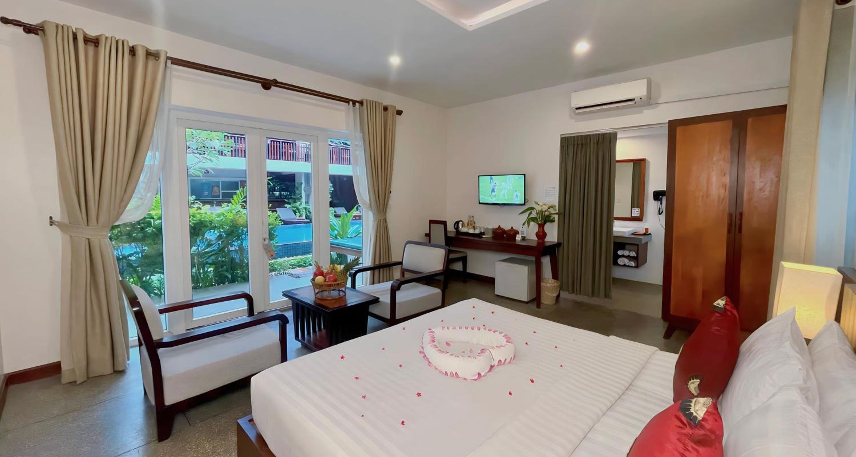 King Suite With Balcony Pool View - Free Pick Up - Photo 13