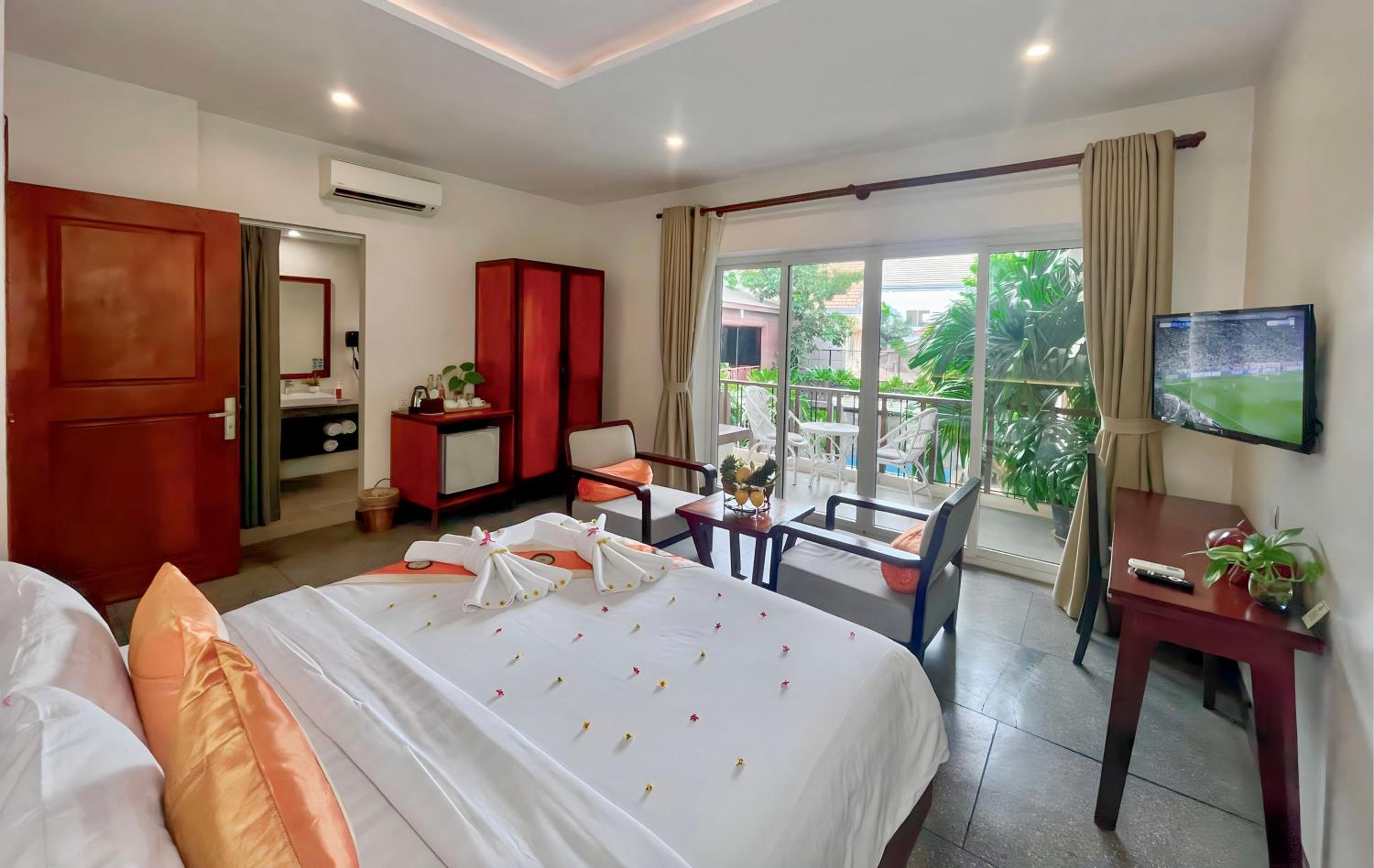 King Suite With Balcony Pool View - Free Pick Up - Photo 3