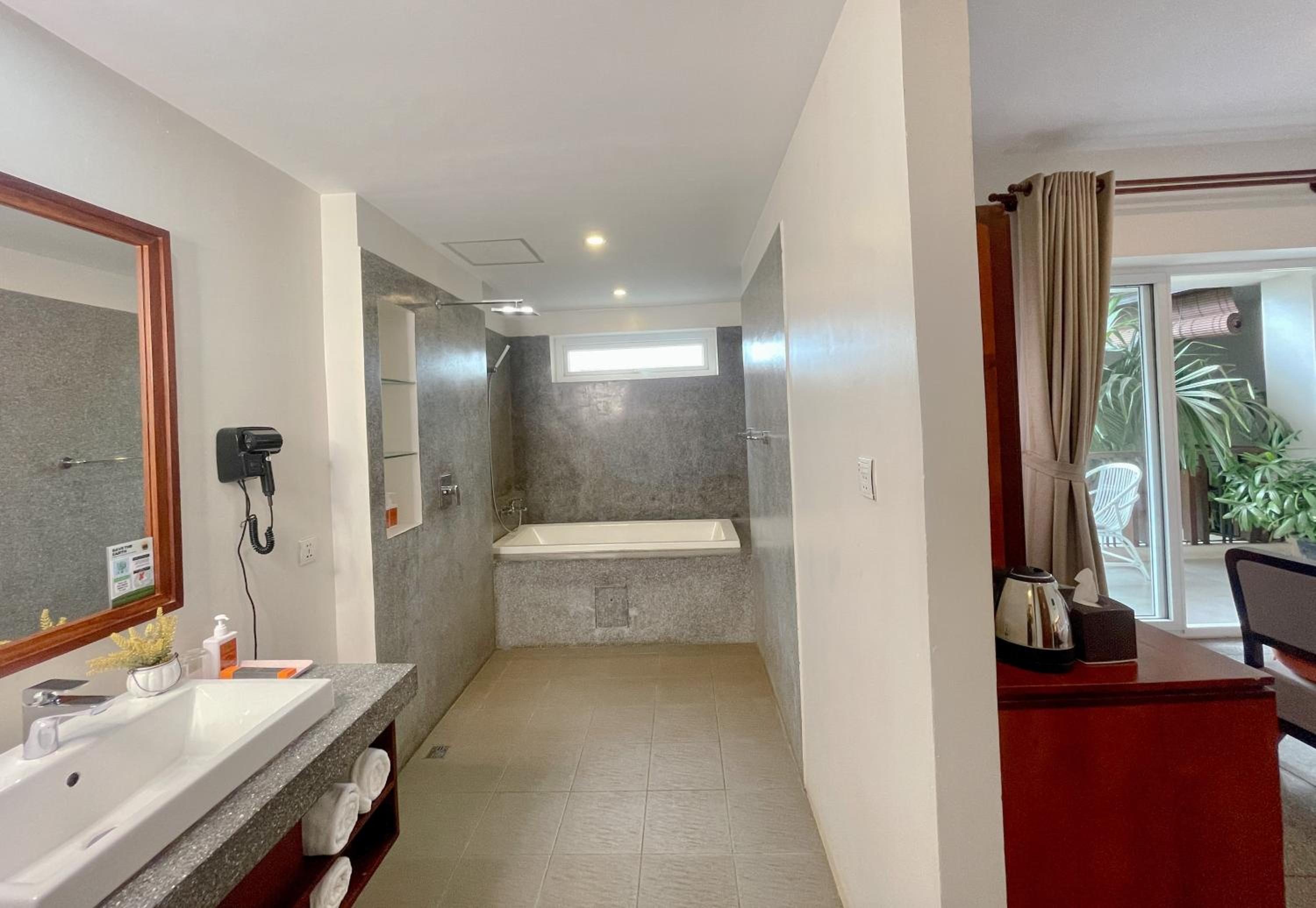 King Suite With Balcony Pool View - Free Pick Up - Photo 14
