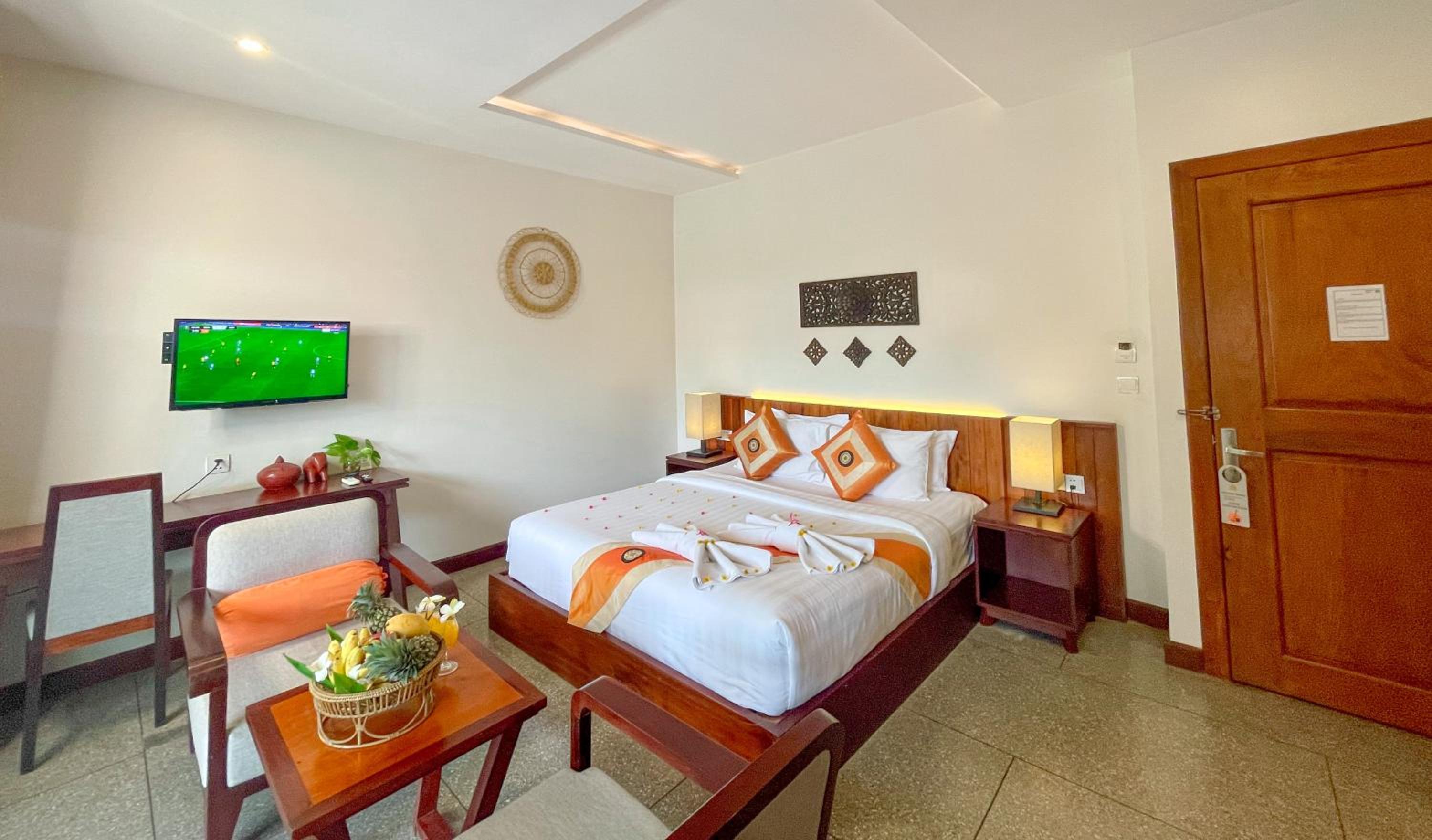 King Suite With Balcony Pool View - Free Pick Up - Photo 6