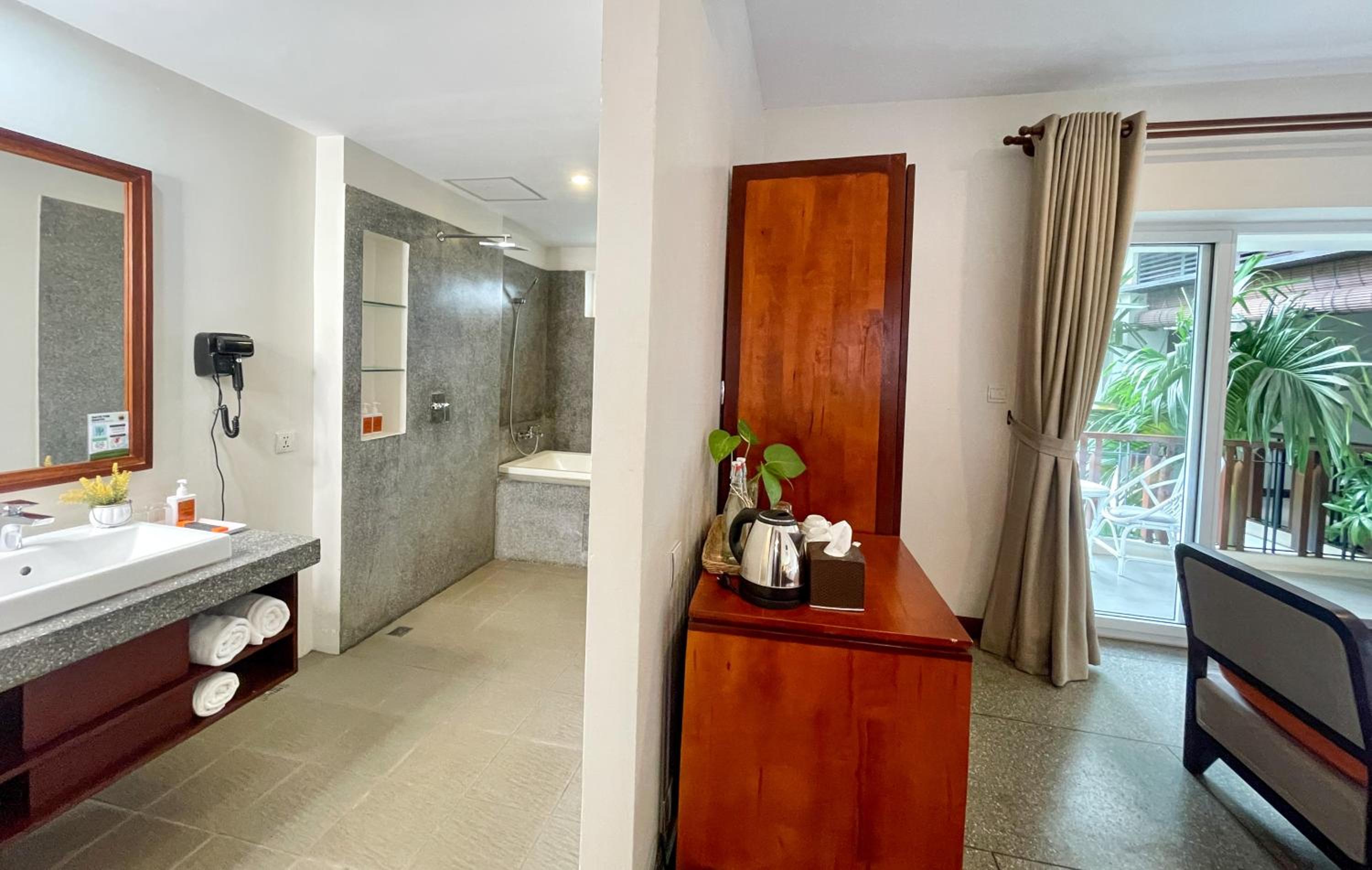 King Suite With Balcony Pool View - Free Pick Up - Photo 4