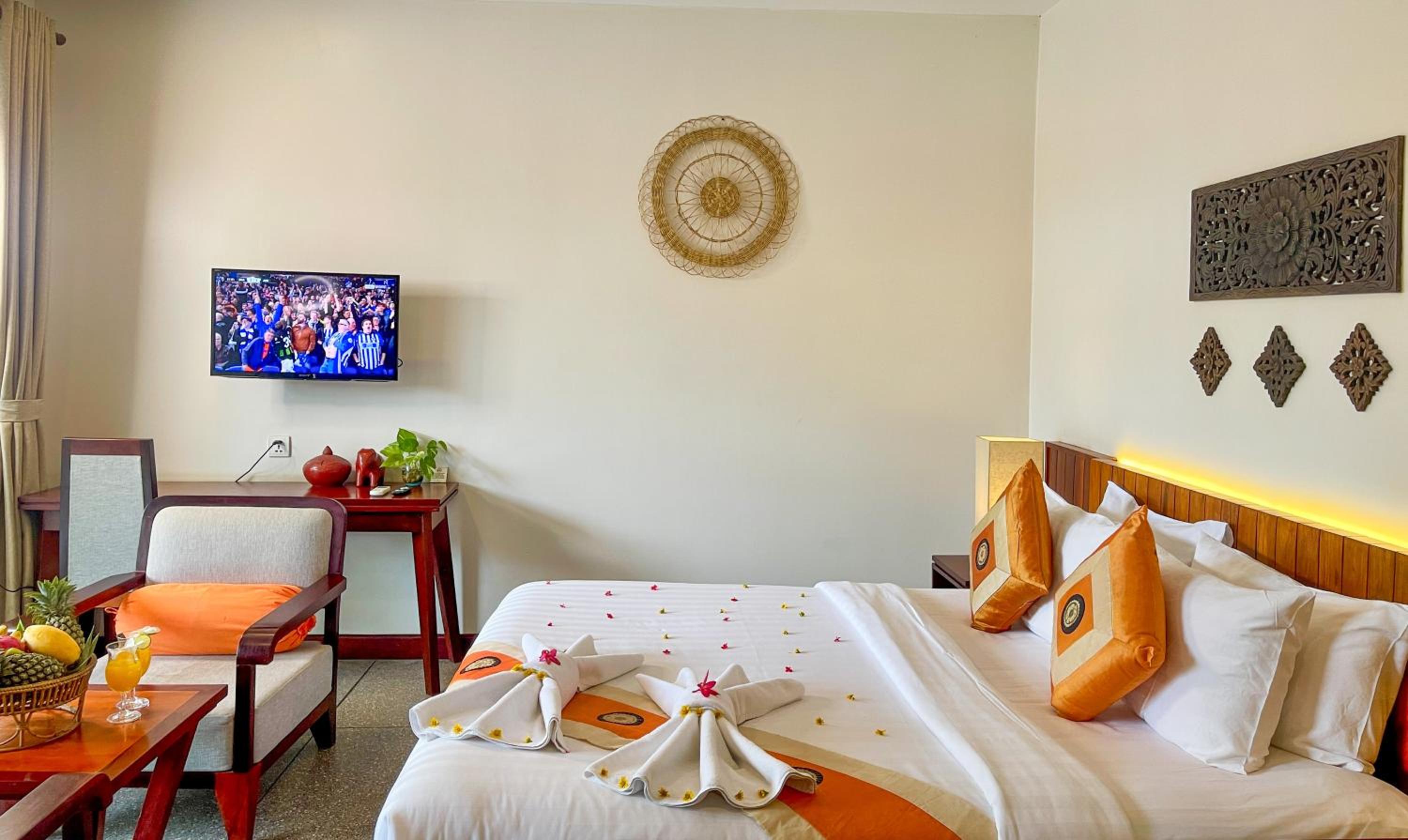 King Suite With Balcony Pool View - Free Pick Up - Photo 5