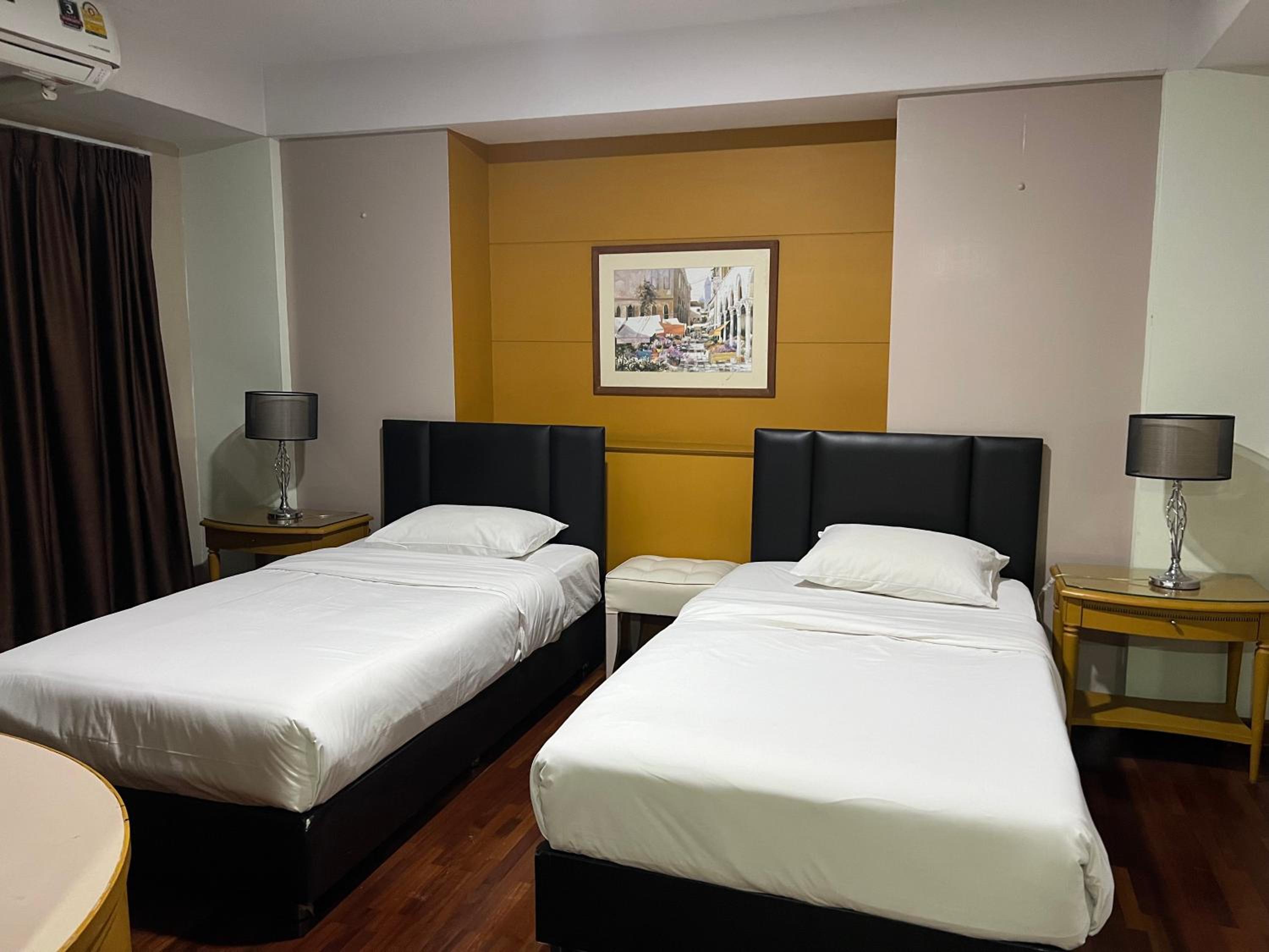 One Bedroom Suite with Bathtub photo 3