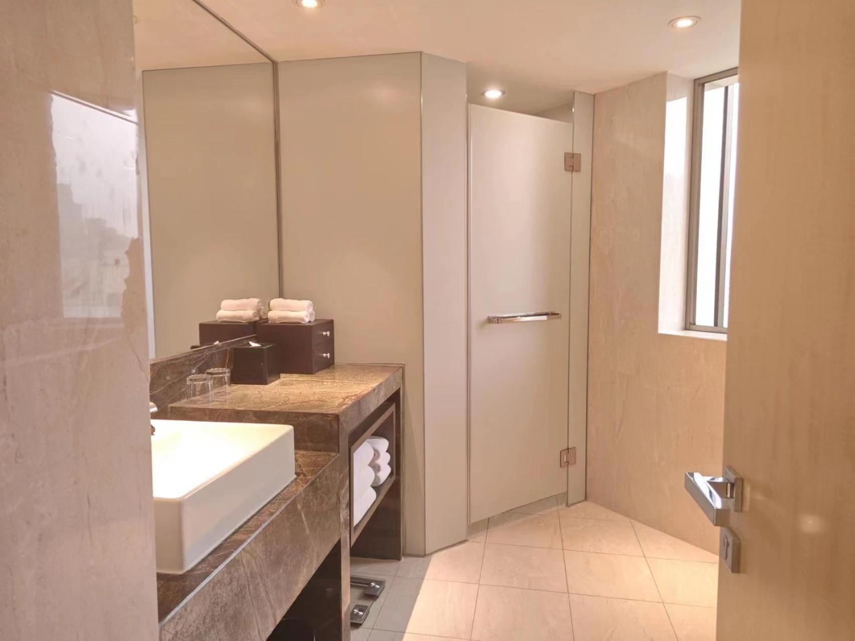 Premier Room - includes one piece of free wet wash laundry per day photo 2