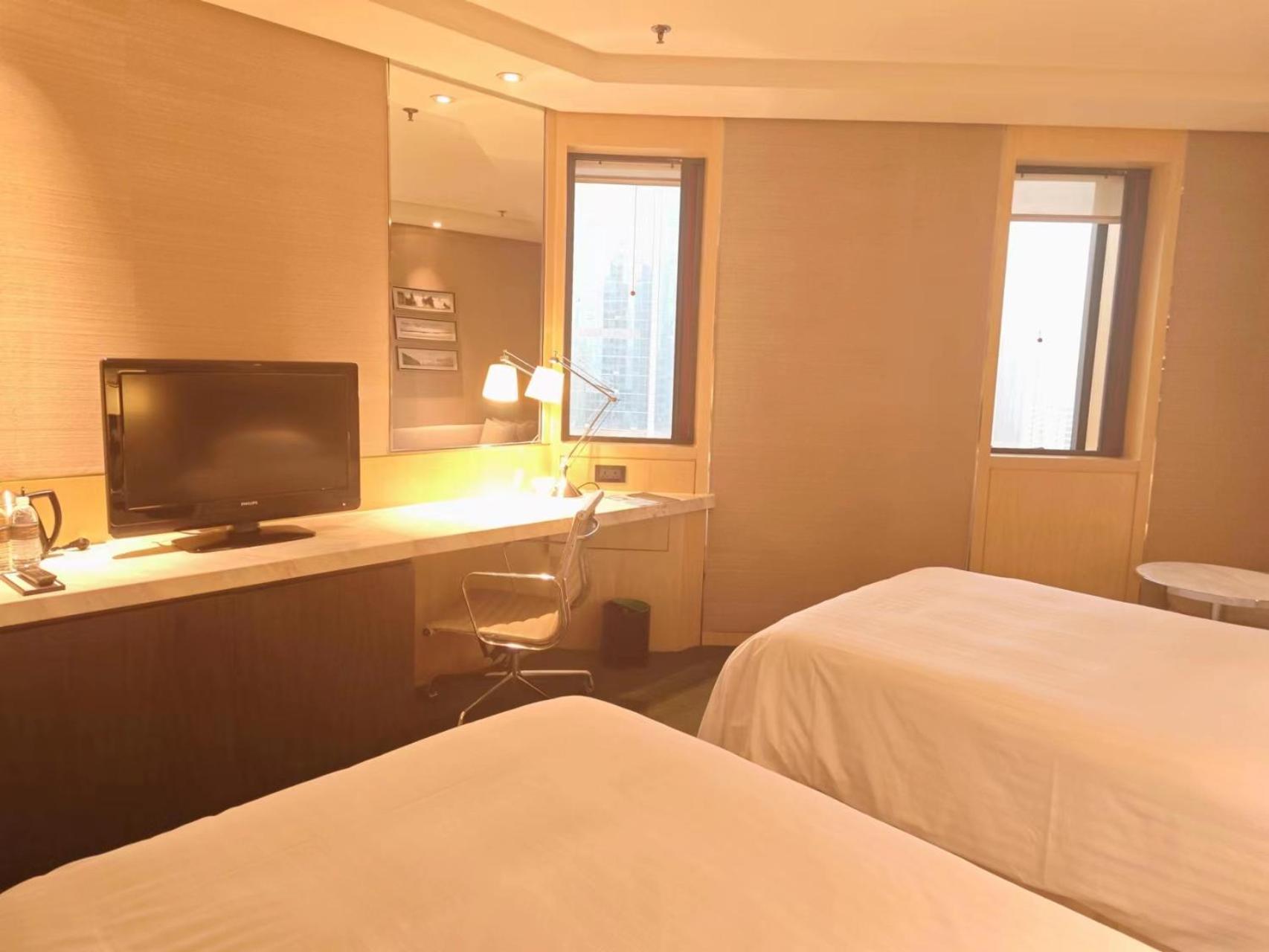 Premier Room - includes one piece of free wet wash laundry per day photo 3
