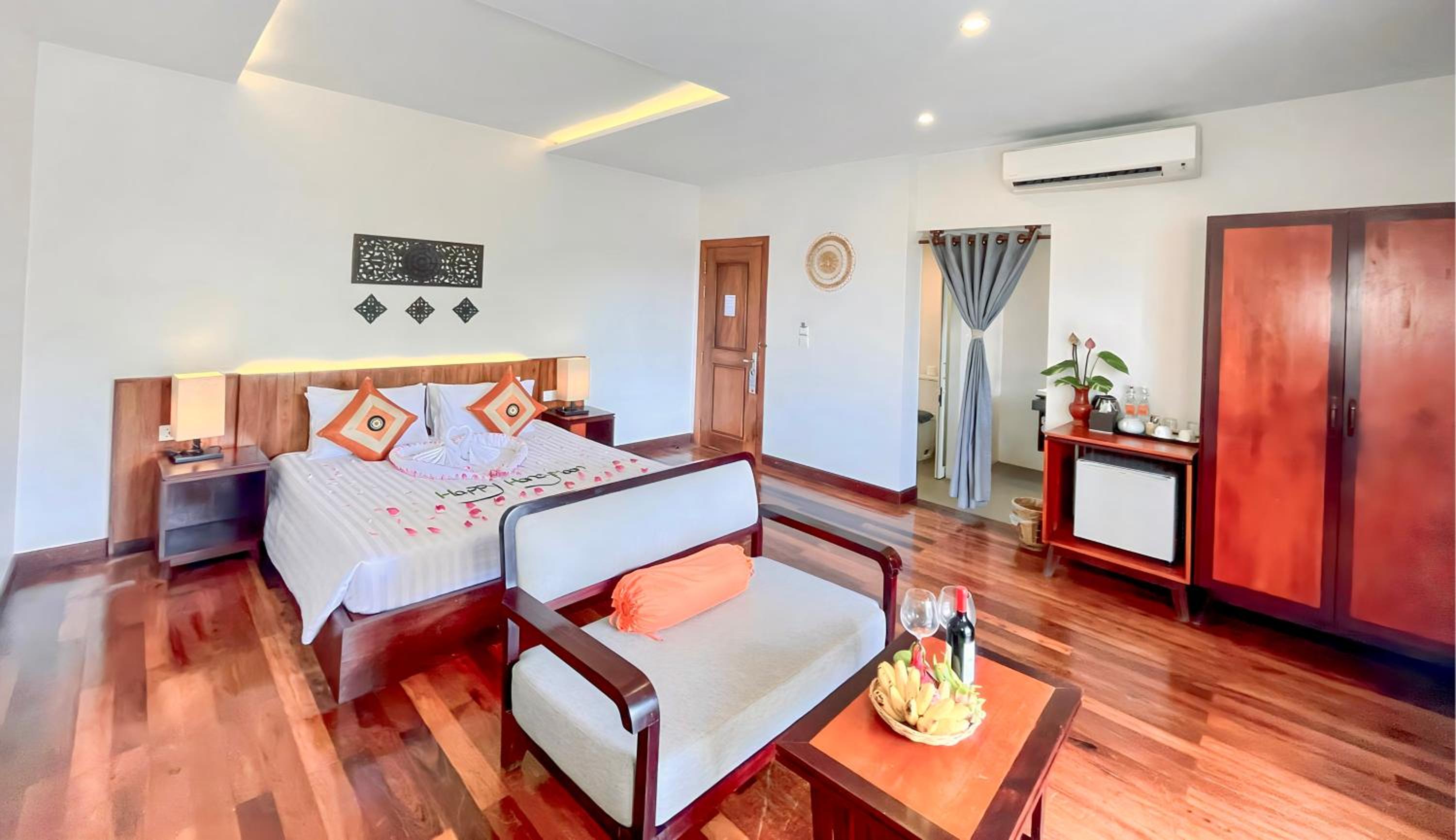 Honeymoon Suite With Balcony Pool View - Photo 7