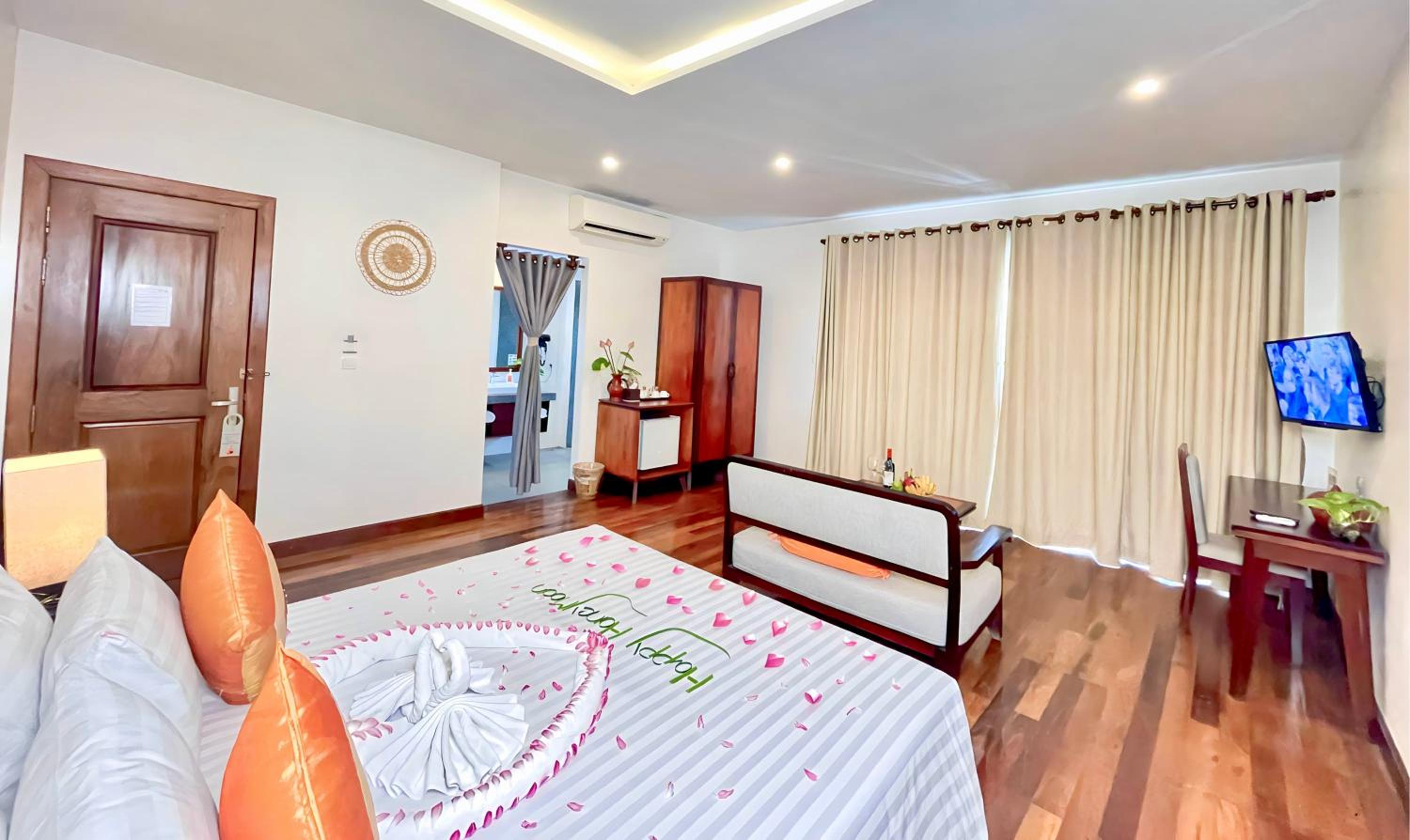 Honeymoon Suite With Balcony Pool View - Photo 5