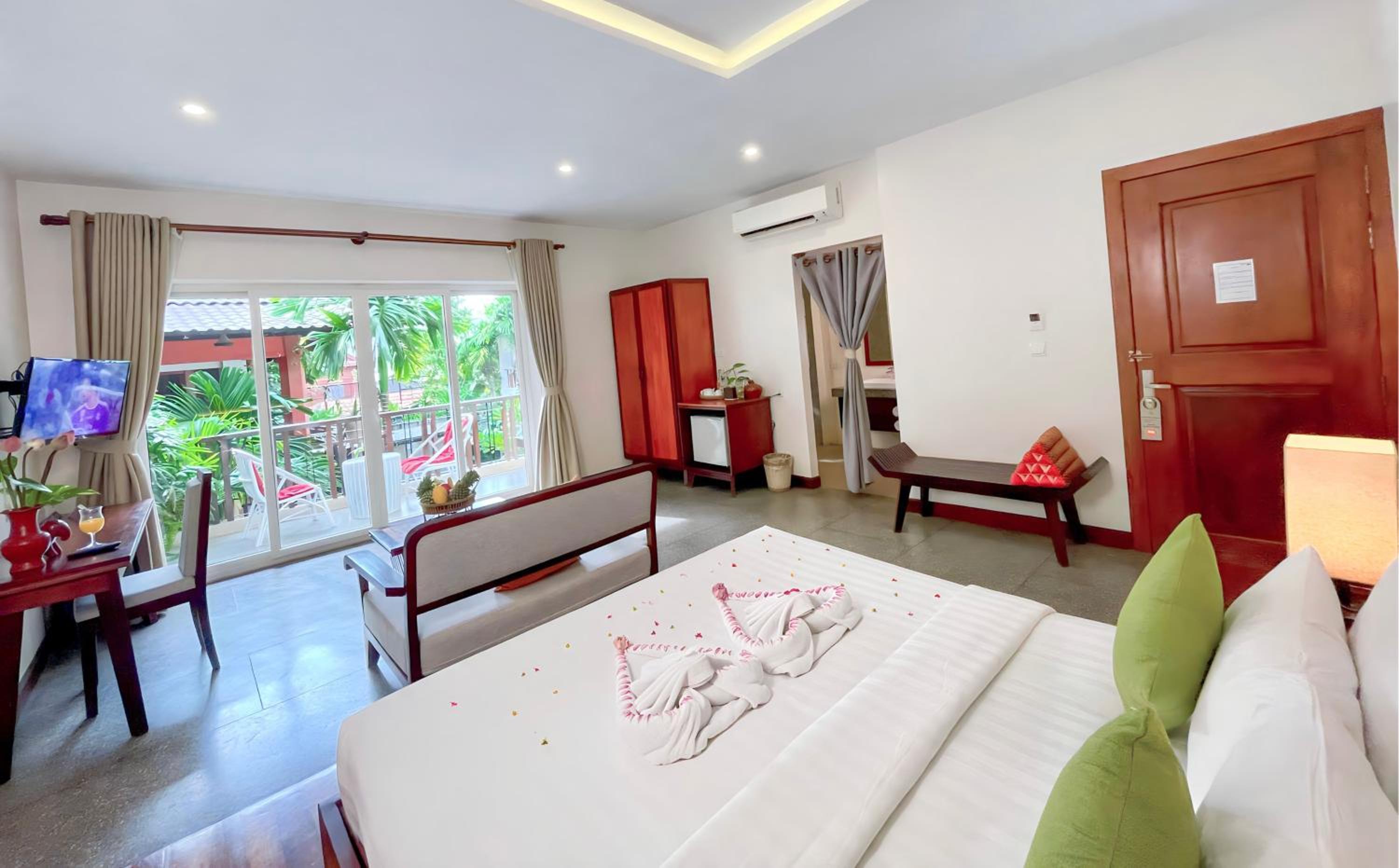 Honeymoon Suite With Balcony Pool View - Photo 6