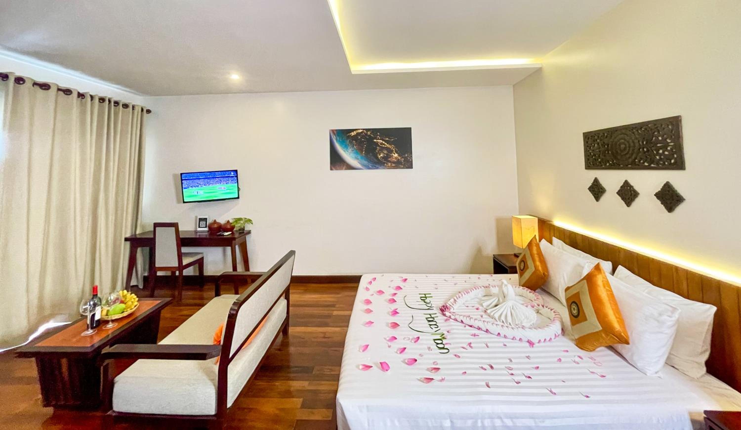 Honeymoon Suite With Balcony Pool View - Photo 14