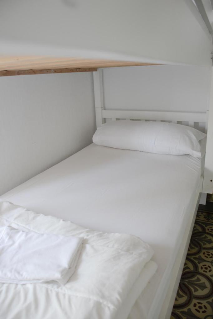 Cama individual en habitación compartida de 6 camas.
