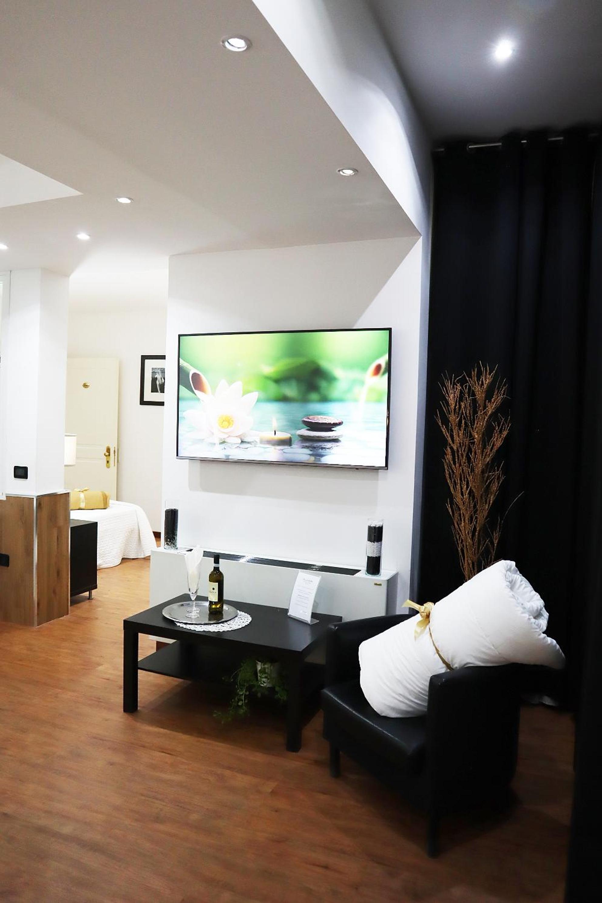 Superior Suite - Photo 9