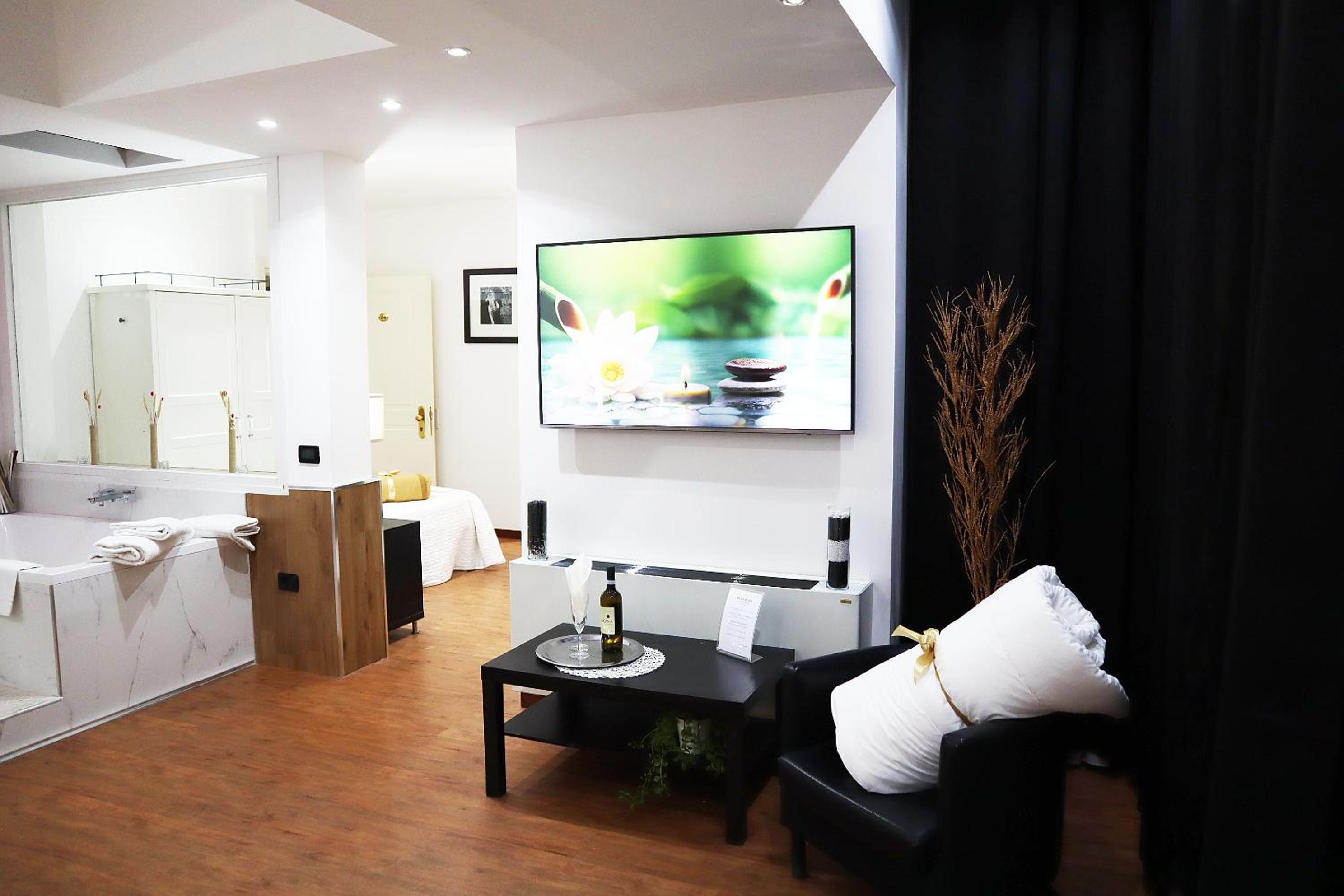 Superior Suite - Photo 7