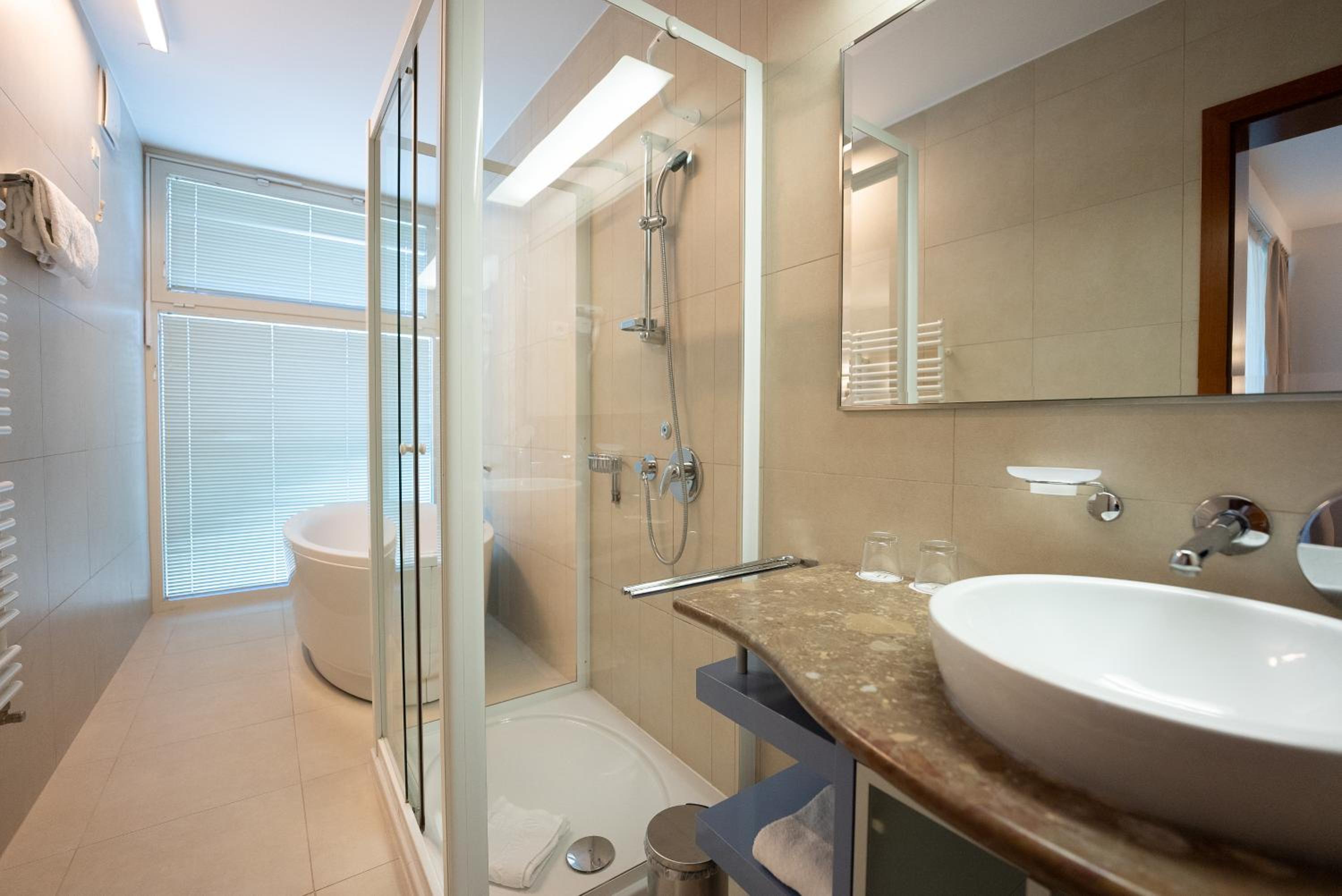 Deluxe Double Room with Balcony thumbnail 5