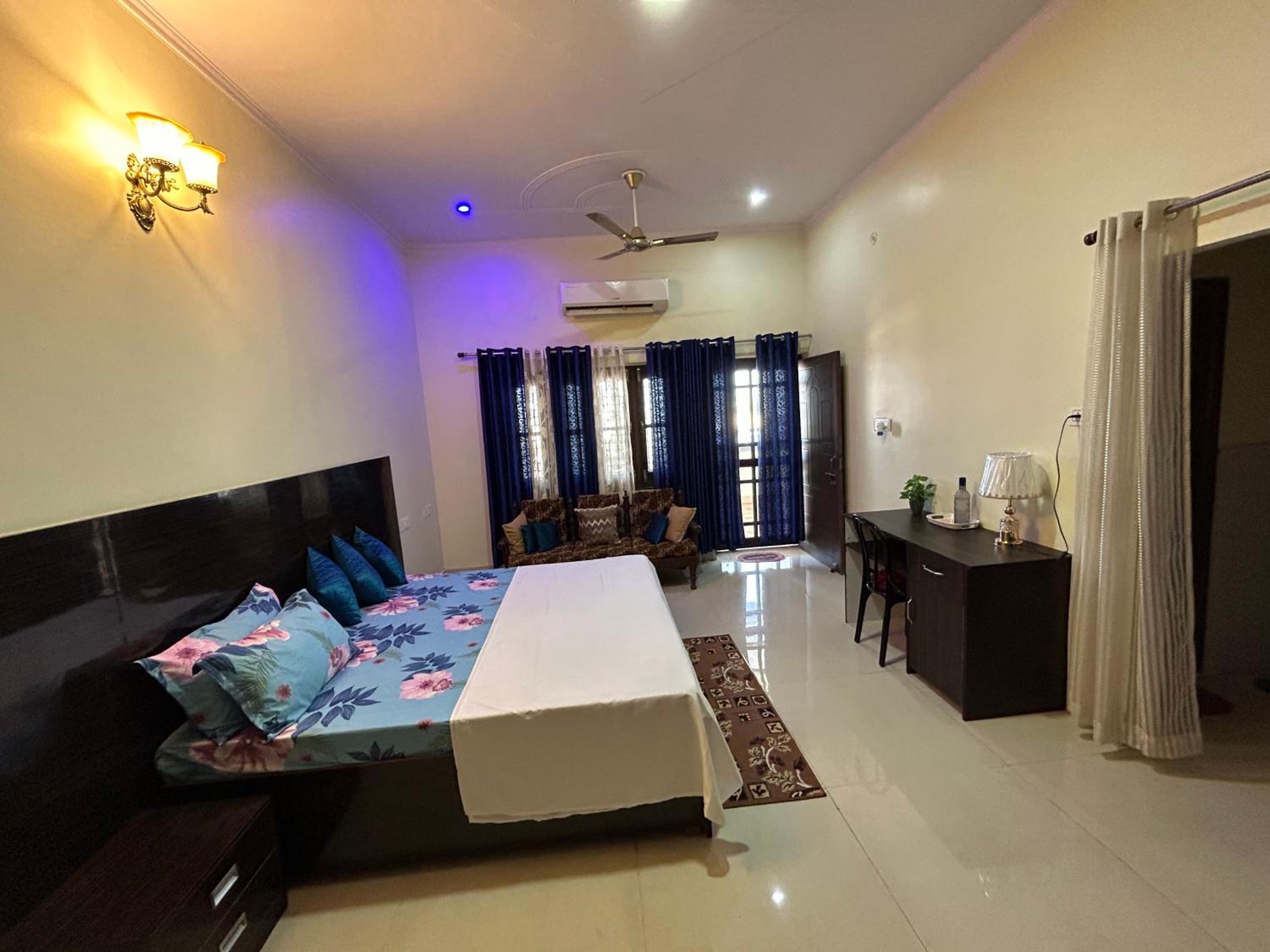 Deluxe Double Room (2 Adults + 1 Child) photo 2